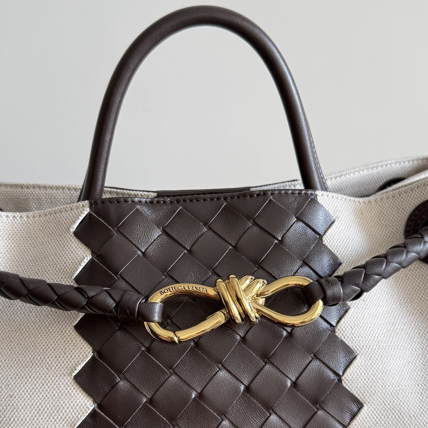 The figure-shaped buckle (bow tie) has become a popular item of Bottega Veneta with its unique elegance photo 2