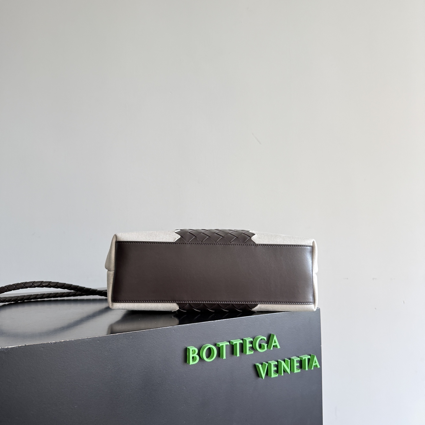 The figure-shaped buckle (bow tie) has become a popular item of Bottega Veneta with its unique elegance photo 3