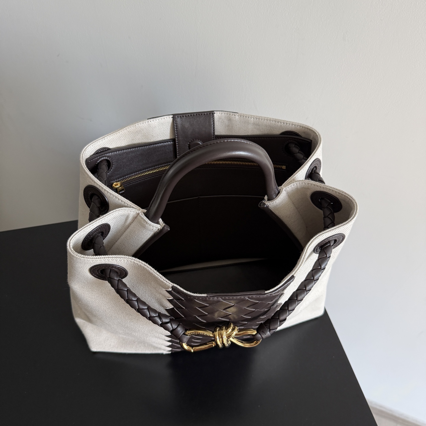 The figure-shaped buckle (bow tie) has become a popular item of Bottega Veneta with its unique elegance photo 4