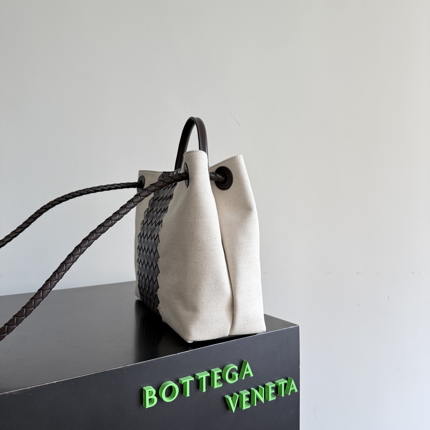 The figure-shaped buckle (bow tie) has become a popular item of Bottega Veneta with its unique elegance photo 5