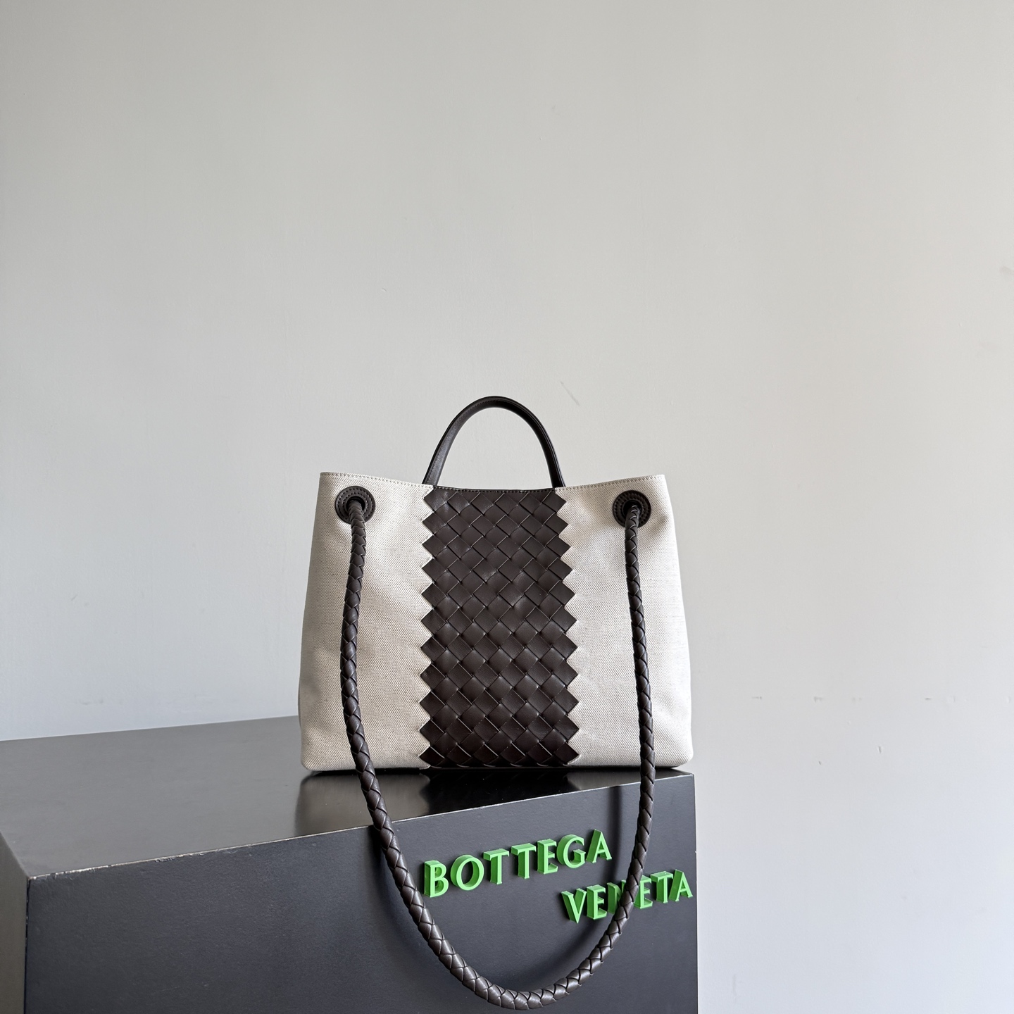 The figure-shaped buckle (bow tie) has become a popular item of Bottega Veneta with its unique elegance photo 6