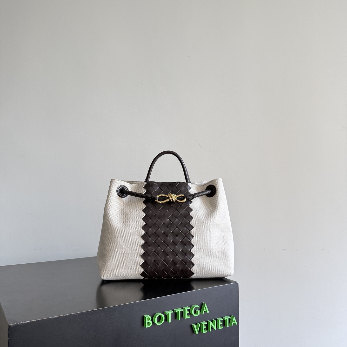The figure-shaped buckle (bow tie) has become a popular item of Bottega Veneta with its unique elegance