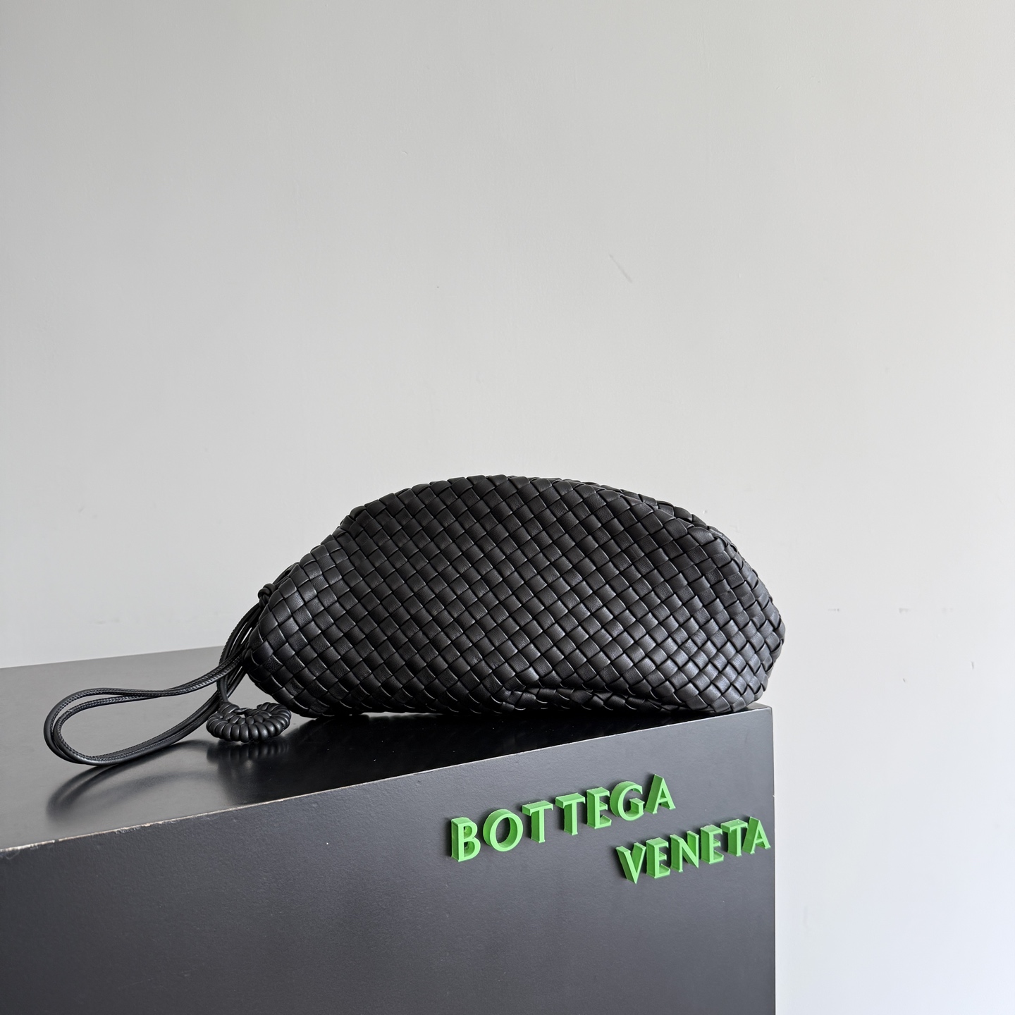 Bottega Veneta's show style Onda clutch is here🥳! The 2026 summer new model uses classic intrecciato weaving technology to shape a wavy shell silhouette, and is named after the word "onda" in Italian. It interprets the romantic poetry from the ocean through exquisite craftsmanship. The bag is made of soft Nappa lambskin, with a round and full silhouette created by padding technology. It feels springy and resilient to the touch. It has an invisible magnetic buckle on the top and is equipped with a detachable leather pendant. Daily necessities such as mobile phones and lipstick can be easily held.
Style number: 867352
Size: 40*15*15cm