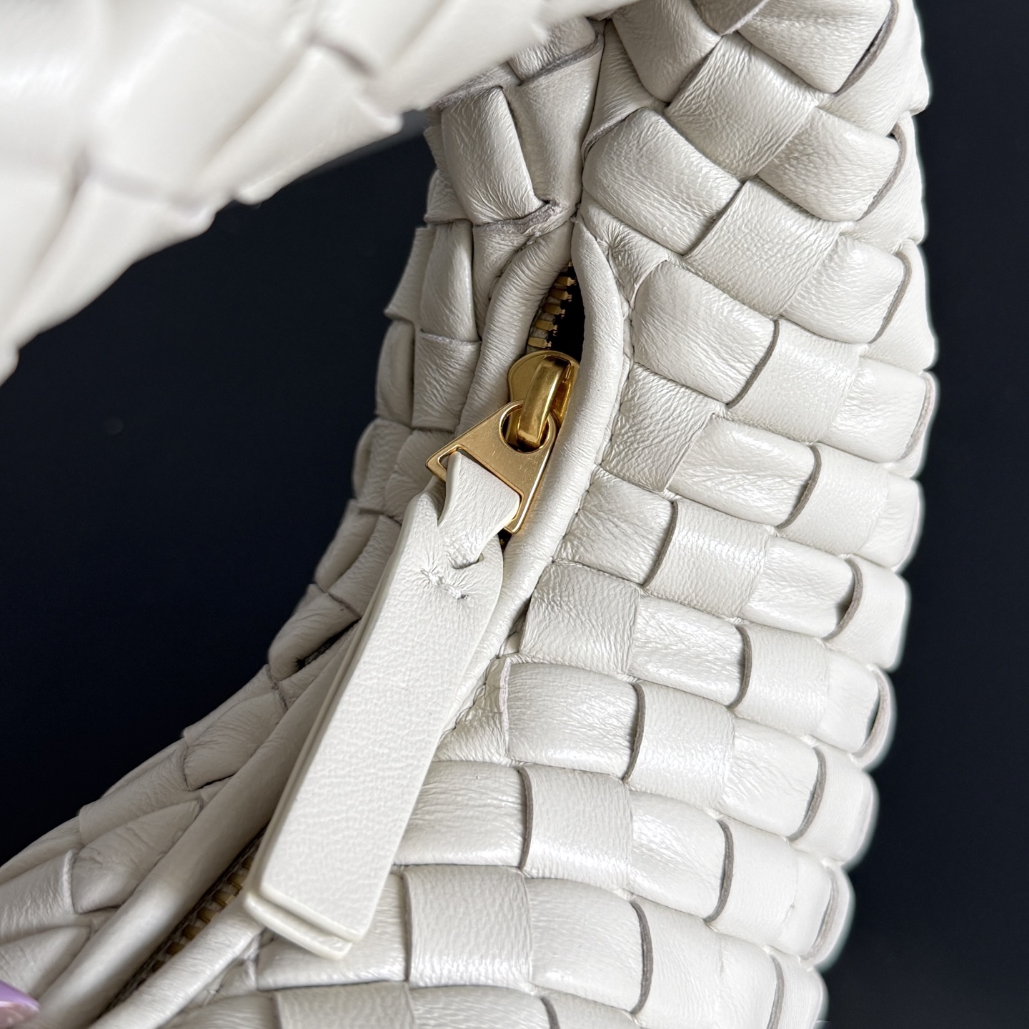 Bottega Veneta 26 Summer Veneta Collection welcomes a new size: Baby Veneta! It’s so cute! The 1.2cm wide Nappa Supple leather strip is quilted to make the whole bag light and plump. The round shape of the bag is like a soft and waxy "braided bun"🍞, gentle and powerful. It’s really comfortable to hold in your hand😌! Even though it’s so small, it can fit a cell phone 📱wallet, compact powder, etc.! The baby style is more stylish when held upside down! You are the fashionista when you go out on the street!
Style number: 867031
Size: 26*22*5cm photo 1