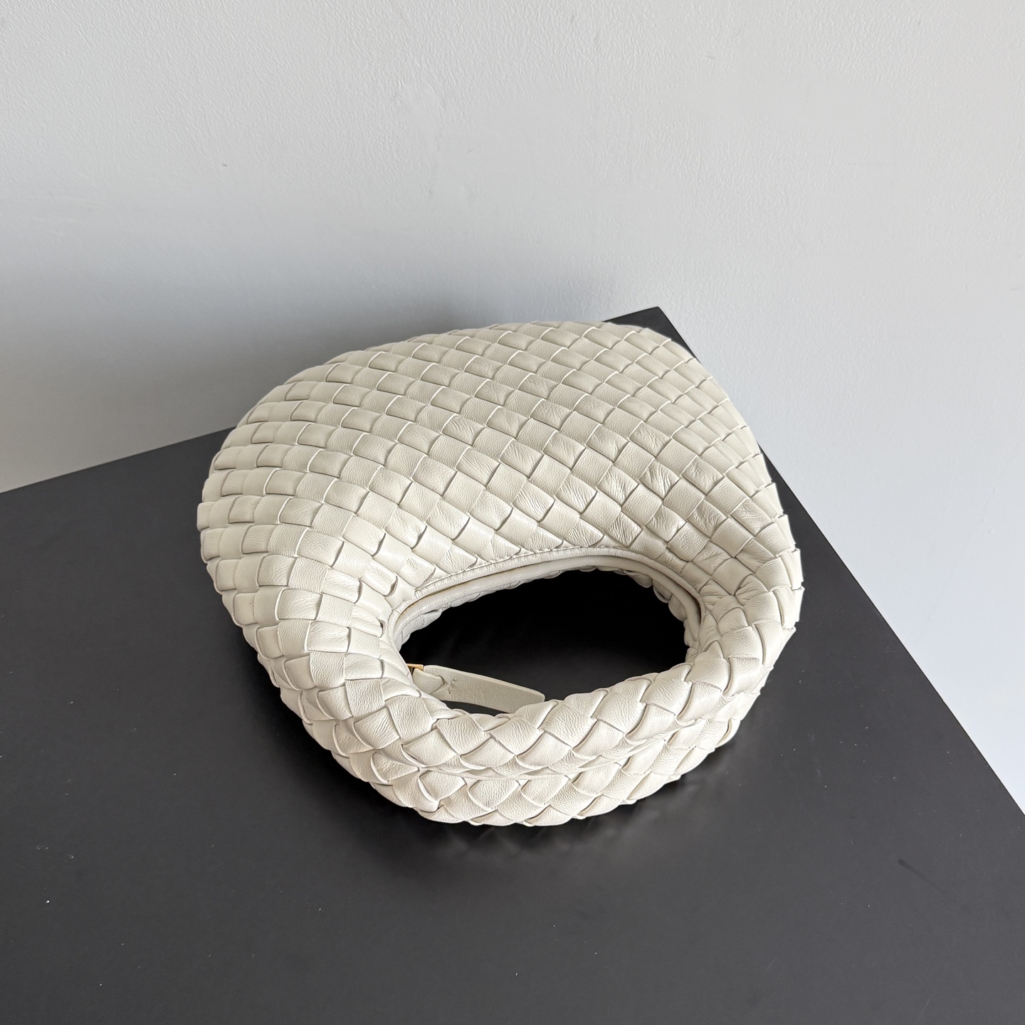 Bottega Veneta 26 Summer Veneta Collection welcomes a new size: Baby Veneta! It’s so cute! The 1.2cm wide Nappa Supple leather strip is quilted to make the whole bag light and plump. The round shape of the bag is like a soft and waxy "braided bun"🍞, gentle and powerful. It’s really comfortable to hold in your hand😌! Even though it’s so small, it can fit a cell phone 📱wallet, compact powder, etc.! The baby style is more stylish when held upside down! You are the fashionista when you go out on the street!
Style number: 867031
Size: 26*22*5cm photo 2