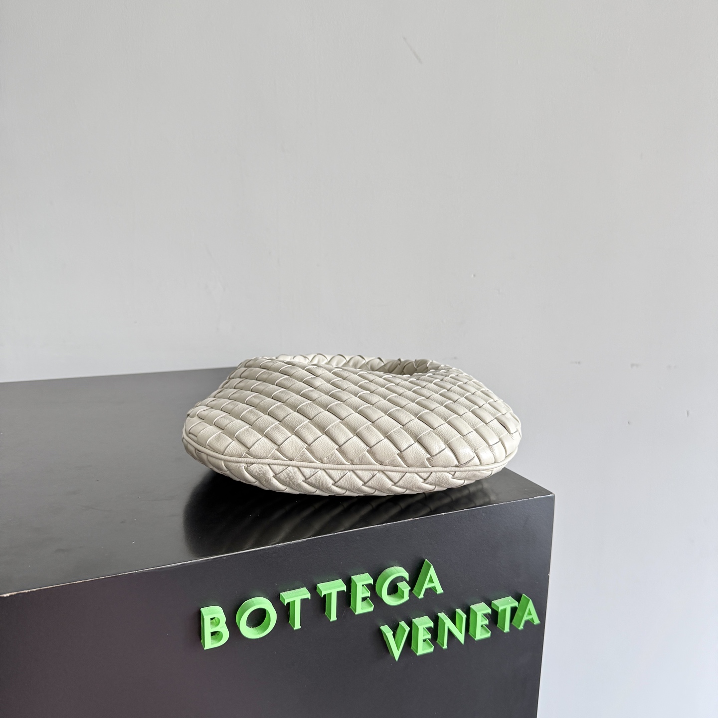 Bottega Veneta 26 Summer Veneta Collection welcomes a new size: Baby Veneta! It’s so cute! The 1.2cm wide Nappa Supple leather strip is quilted to make the whole bag light and plump. The round shape of the bag is like a soft and waxy "braided bun"🍞, gentle and powerful. It’s really comfortable to hold in your hand😌! Even though it’s so small, it can fit a cell phone 📱wallet, compact powder, etc.! The baby style is more stylish when held upside down! You are the fashionista when you go out on the street!
Style number: 867031
Size: 26*22*5cm photo 3