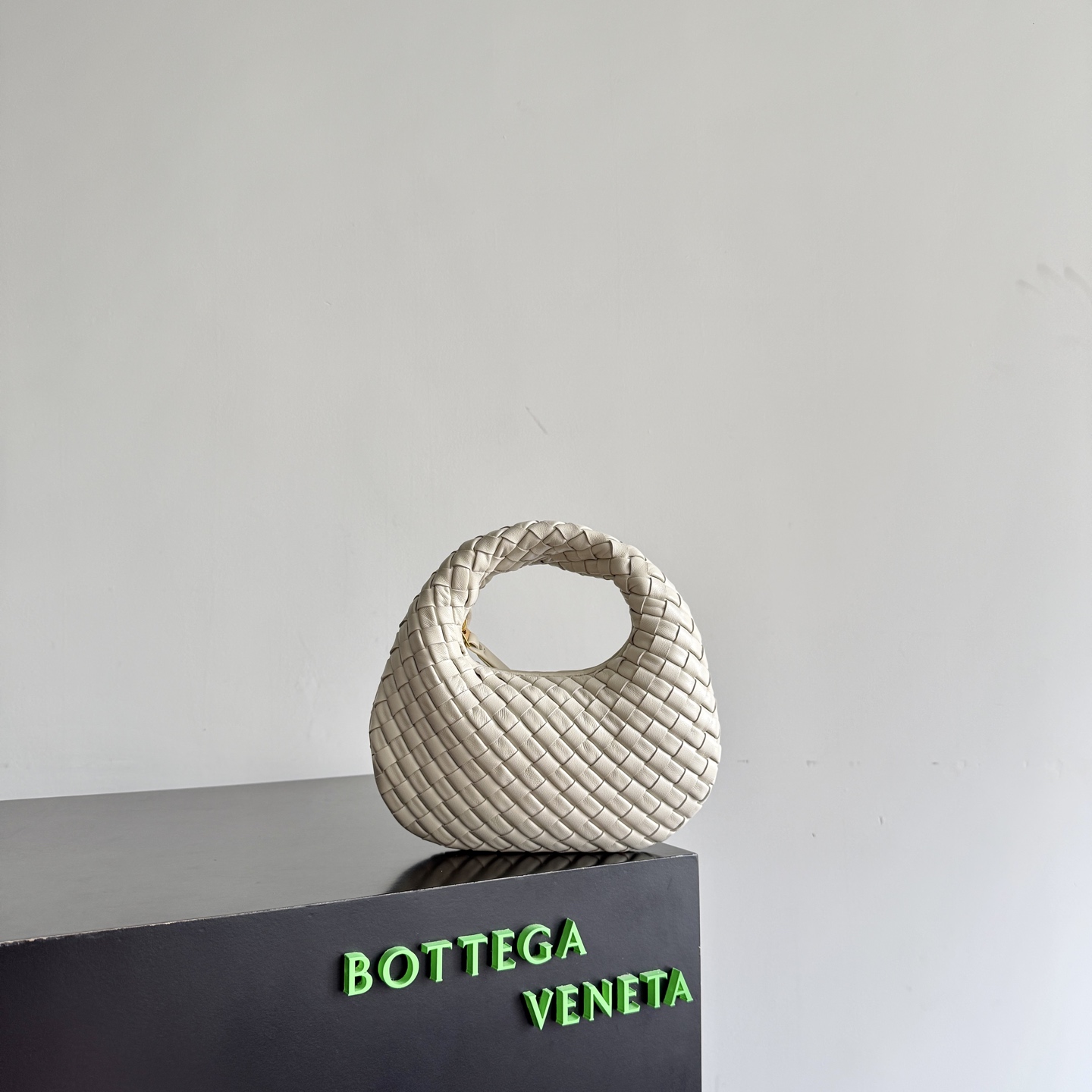 Bottega Veneta 26 Summer Veneta Collection welcomes a new size: Baby Veneta! It’s so cute! The 1.2cm wide Nappa Supple leather strip is quilted to make the whole bag light and plump. The round shape of the bag is like a soft and waxy "braided bun"🍞, gentle and powerful. It’s really comfortable to hold in your hand😌! Even though it’s so small, it can fit a cell phone 📱wallet, compact powder, etc.! The baby style is more stylish when held upside down! You are the fashionista when you go out on the street!
Style number: 867031
Size: 26*22*5cm