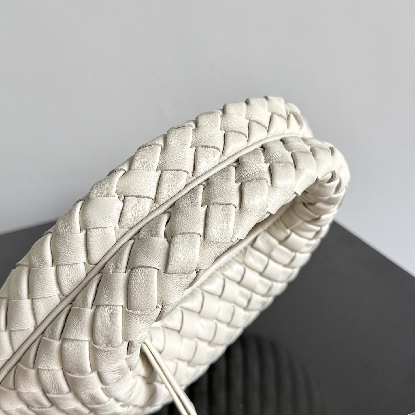 Bottega Veneta 26 Summer Veneta Collection welcomes a new size: Baby Veneta! It’s so cute! The 1.2cm wide Nappa Supple leather strip is quilted to make the whole bag light and plump. The round shape of the bag is like a soft and waxy "braided bun"🍞, gentle and powerful. It’s really comfortable to hold in your hand😌! Even though it’s so small, it can fit a cell phone 📱wallet, compact powder, etc.! The baby style is more stylish when held upside down! You are the fashionista when you go out on the street!
Style number: 867031
Size: 26*22*5cm photo 5