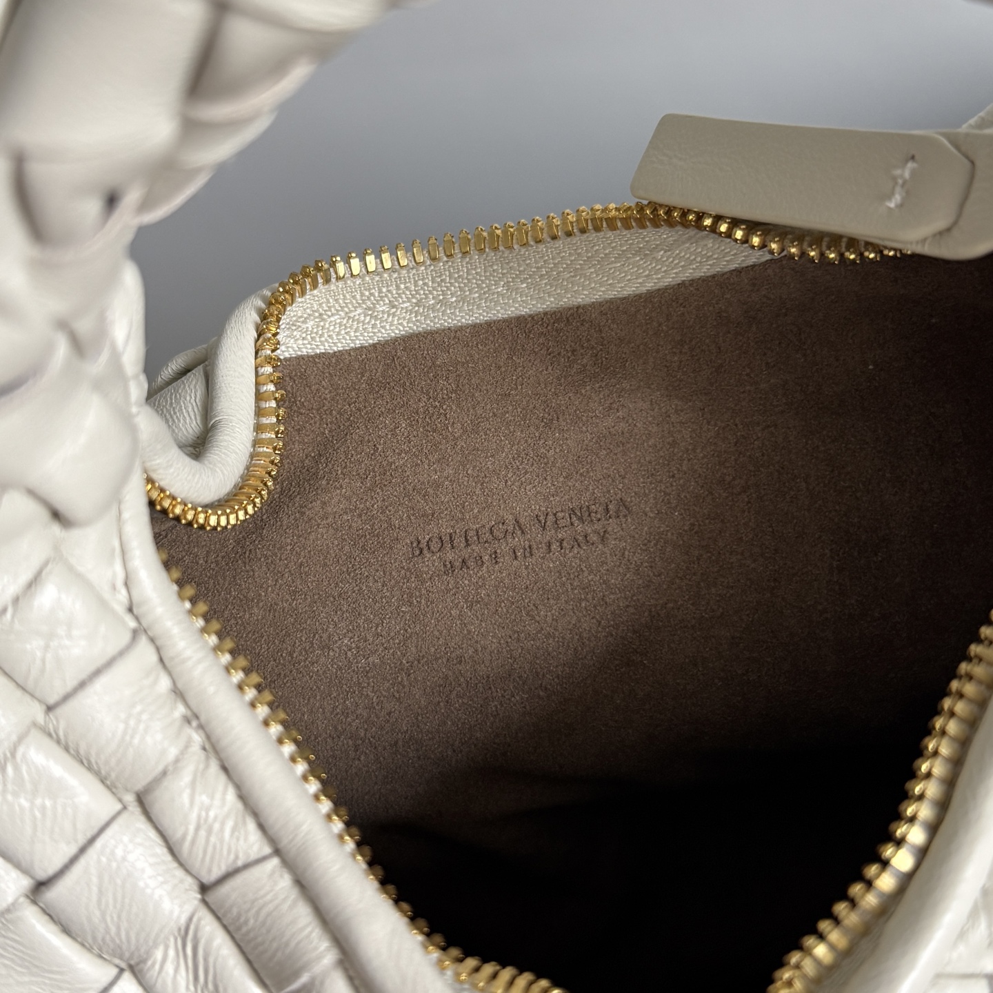 Bottega Veneta 26 Summer Veneta Collection welcomes a new size: Baby Veneta! It’s so cute! The 1.2cm wide Nappa Supple leather strip is quilted to make the whole bag light and plump. The round shape of the bag is like a soft and waxy "braided bun"🍞, gentle and powerful. It’s really comfortable to hold in your hand😌! Even though it’s so small, it can fit a cell phone 📱wallet, compact powder, etc.! The baby style is more stylish when held upside down! You are the fashionista when you go out on the street!
Style number: 867031
Size: 26*22*5cm photo 6