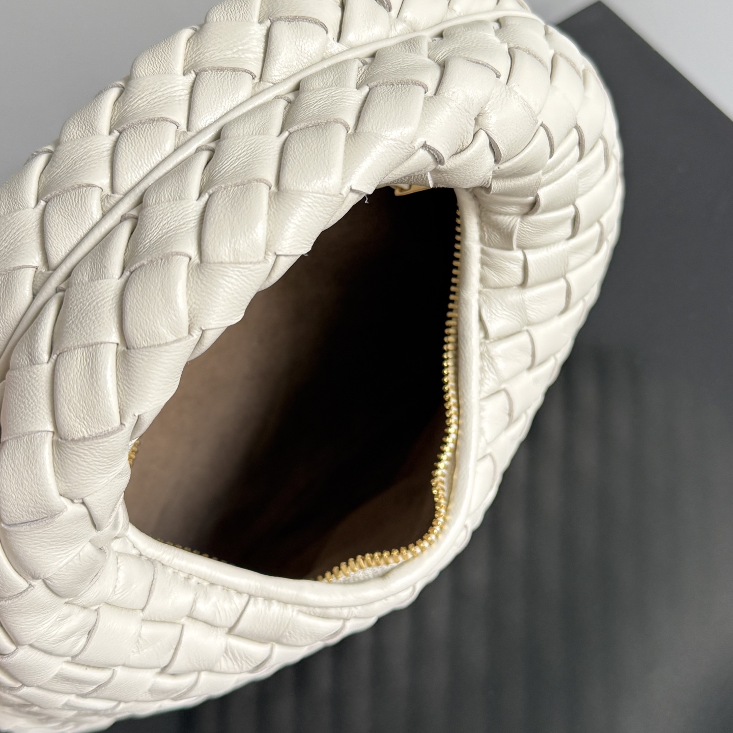 Bottega Veneta 26 Summer Veneta Collection welcomes a new size: Baby Veneta! It’s so cute! The 1.2cm wide Nappa Supple leather strip is quilted to make the whole bag light and plump. The round shape of the bag is like a soft and waxy "braided bun"🍞, gentle and powerful. It’s really comfortable to hold in your hand😌! Even though it’s so small, it can fit a cell phone 📱wallet, compact powder, etc.! The baby style is more stylish when held upside down! You are the fashionista when you go out on the street!
Style number: 867031
Size: 26*22*5cm photo 7
