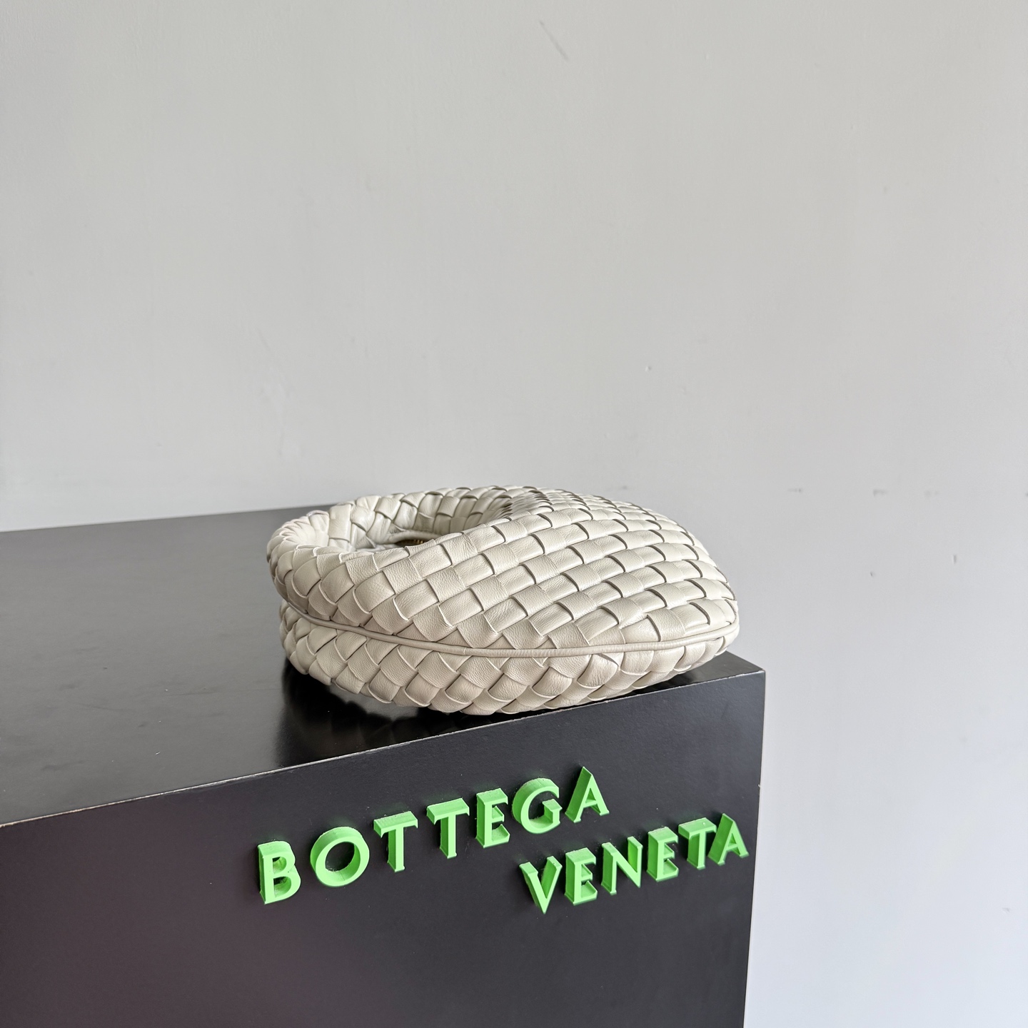 Bottega Veneta 26 Summer Veneta Collection welcomes a new size: Baby Veneta! It’s so cute! The 1.2cm wide Nappa Supple leather strip is quilted to make the whole bag light and plump. The round shape of the bag is like a soft and waxy "braided bun"🍞, gentle and powerful. It’s really comfortable to hold in your hand😌! Even though it’s so small, it can fit a cell phone 📱wallet, compact powder, etc.! The baby style is more stylish when held upside down! You are the fashionista when you go out on the street!
Style number: 867031
Size: 26*22*5cm photo 9