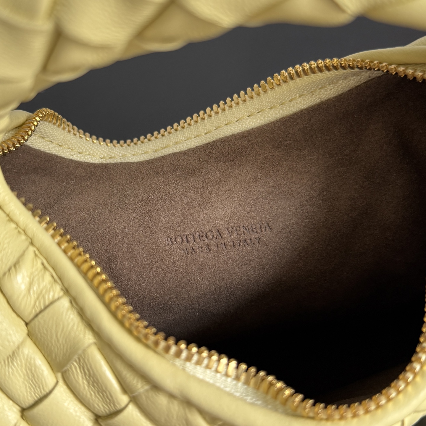Bottega Veneta 26 Summer Veneta Collection welcomes a new size: Baby Veneta! It’s so cute! The 1.2cm wide Nappa Supple leather strip is quilted to make the whole bag light and plump. The round shape of the bag is like a soft and waxy "braided bun"🍞, gentle and powerful. It’s really comfortable to hold in your hand😌! Even though it’s so small, it can fit a cell phone 📱wallet, compact powder, etc.! The baby style is more stylish when held upside down! You are the fashionista when you go out on the street!
Style number: 867031
Size: 26*22*5cm photo 1