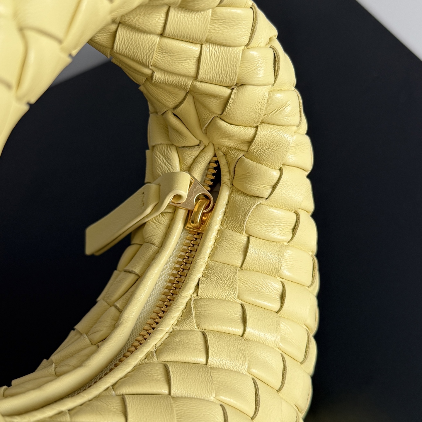 Bottega Veneta 26 Summer Veneta Collection welcomes a new size: Baby Veneta! It’s so cute! The 1.2cm wide Nappa Supple leather strip is quilted to make the whole bag light and plump. The round shape of the bag is like a soft and waxy "braided bun"🍞, gentle and powerful. It’s really comfortable to hold in your hand😌! Even though it’s so small, it can fit a cell phone 📱wallet, compact powder, etc.! The baby style is more stylish when held upside down! You are the fashionista when you go out on the street!
Style number: 867031
Size: 26*22*5cm photo 2