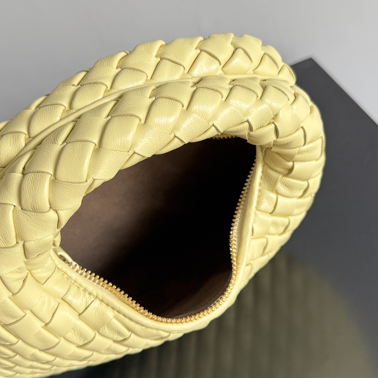 Bottega Veneta 26 Summer Veneta Collection welcomes a new size: Baby Veneta! It’s so cute! The 1.2cm wide Nappa Supple leather strip is quilted to make the whole bag light and plump. The round shape of the bag is like a soft and waxy "braided bun"🍞, gentle and powerful. It’s really comfortable to hold in your hand😌! Even though it’s so small, it can fit a cell phone 📱wallet, compact powder, etc.! The baby style is more stylish when held upside down! You are the fashionista when you go out on the street!
Style number: 867031
Size: 26*22*5cm photo 3