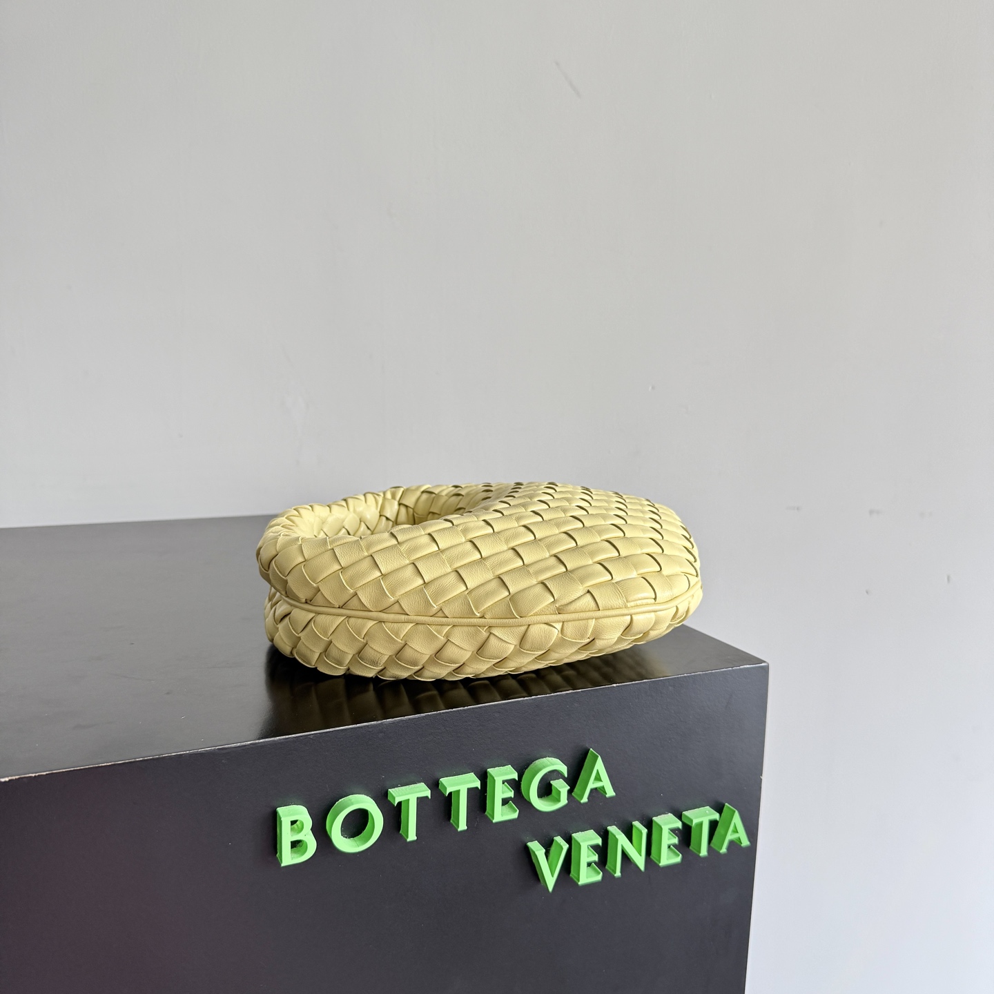 Bottega Veneta 26 Summer Veneta Collection welcomes a new size: Baby Veneta! It’s so cute! The 1.2cm wide Nappa Supple leather strip is quilted to make the whole bag light and plump. The round shape of the bag is like a soft and waxy "braided bun"🍞, gentle and powerful. It’s really comfortable to hold in your hand😌! Even though it’s so small, it can fit a cell phone 📱wallet, compact powder, etc.! The baby style is more stylish when held upside down! You are the fashionista when you go out on the street!
Style number: 867031
Size: 26*22*5cm photo 4