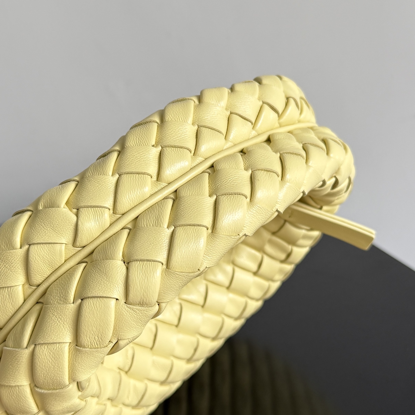 Bottega Veneta 26 Summer Veneta Collection welcomes a new size: Baby Veneta! It’s so cute! The 1.2cm wide Nappa Supple leather strip is quilted to make the whole bag light and plump. The round shape of the bag is like a soft and waxy "braided bun"🍞, gentle and powerful. It’s really comfortable to hold in your hand😌! Even though it’s so small, it can fit a cell phone 📱wallet, compact powder, etc.! The baby style is more stylish when held upside down! You are the fashionista when you go out on the street!
Style number: 867031
Size: 26*22*5cm photo 5