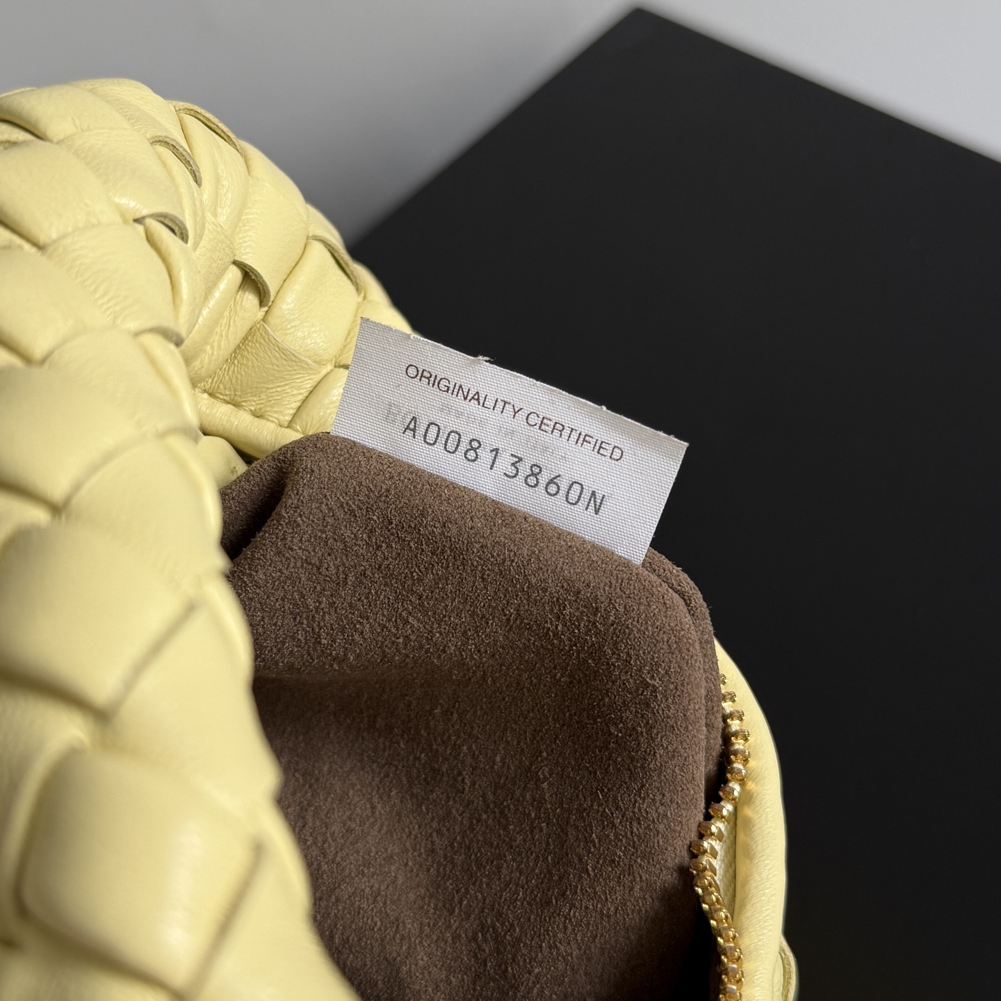 Bottega Veneta 26 Summer Veneta Collection welcomes a new size: Baby Veneta! It’s so cute! The 1.2cm wide Nappa Supple leather strip is quilted to make the whole bag light and plump. The round shape of the bag is like a soft and waxy "braided bun"🍞, gentle and powerful. It’s really comfortable to hold in your hand😌! Even though it’s so small, it can fit a cell phone 📱wallet, compact powder, etc.! The baby style is more stylish when held upside down! You are the fashionista when you go out on the street!
Style number: 867031
Size: 26*22*5cm photo 6