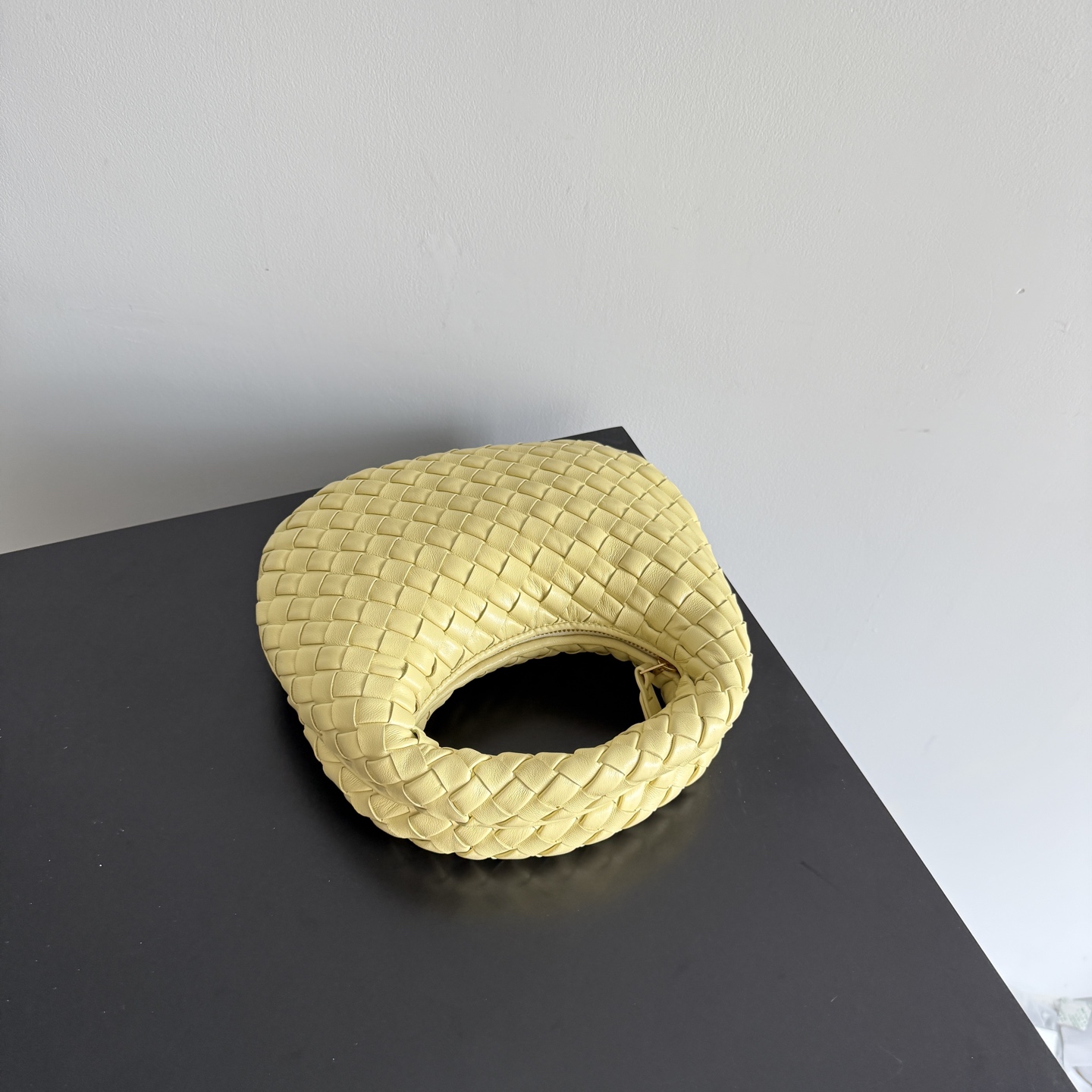 Bottega Veneta 26 Summer Veneta Collection welcomes a new size: Baby Veneta! It’s so cute! The 1.2cm wide Nappa Supple leather strip is quilted to make the whole bag light and plump. The round shape of the bag is like a soft and waxy "braided bun"🍞, gentle and powerful. It’s really comfortable to hold in your hand😌! Even though it’s so small, it can fit a cell phone 📱wallet, compact powder, etc.! The baby style is more stylish when held upside down! You are the fashionista when you go out on the street!
Style number: 867031
Size: 26*22*5cm photo 7