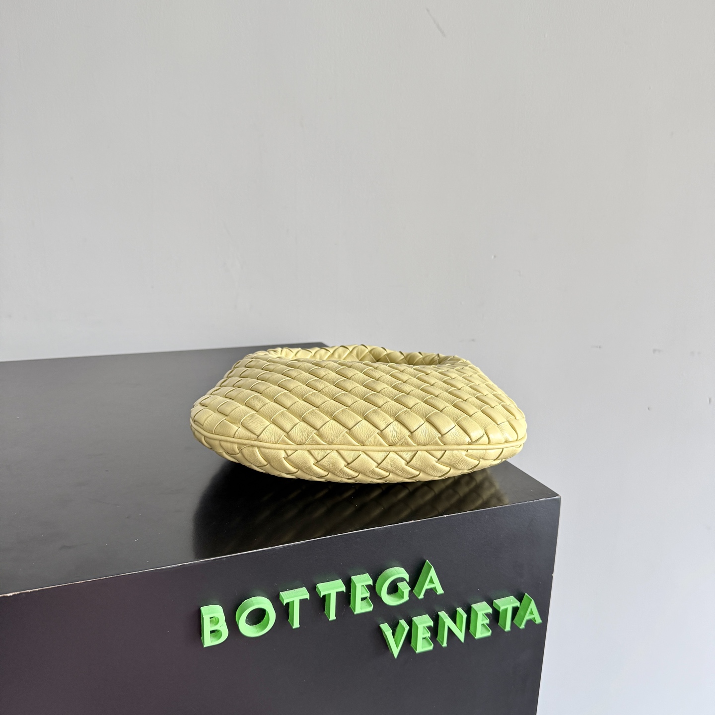 Bottega Veneta 26 Summer Veneta Collection welcomes a new size: Baby Veneta! It’s so cute! The 1.2cm wide Nappa Supple leather strip is quilted to make the whole bag light and plump. The round shape of the bag is like a soft and waxy "braided bun"🍞, gentle and powerful. It’s really comfortable to hold in your hand😌! Even though it’s so small, it can fit a cell phone 📱wallet, compact powder, etc.! The baby style is more stylish when held upside down! You are the fashionista when you go out on the street!
Style number: 867031
Size: 26*22*5cm photo 8
