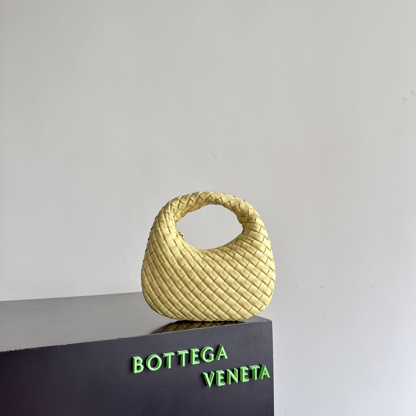 Bottega Veneta 26 Summer Veneta Collection welcomes a new size: Baby Veneta! It’s so cute! The 1.2cm wide Nappa Supple leather strip is quilted to make the whole bag light and plump. The round shape of the bag is like a soft and waxy "braided bun"🍞, gentle and powerful. It’s really comfortable to hold in your hand😌! Even though it’s so small, it can fit a cell phone 📱wallet, compact powder, etc.! The baby style is more stylish when held upside down! You are the fashionista when you go out on the street!
Style number: 867031
Size: 26*22*5cm