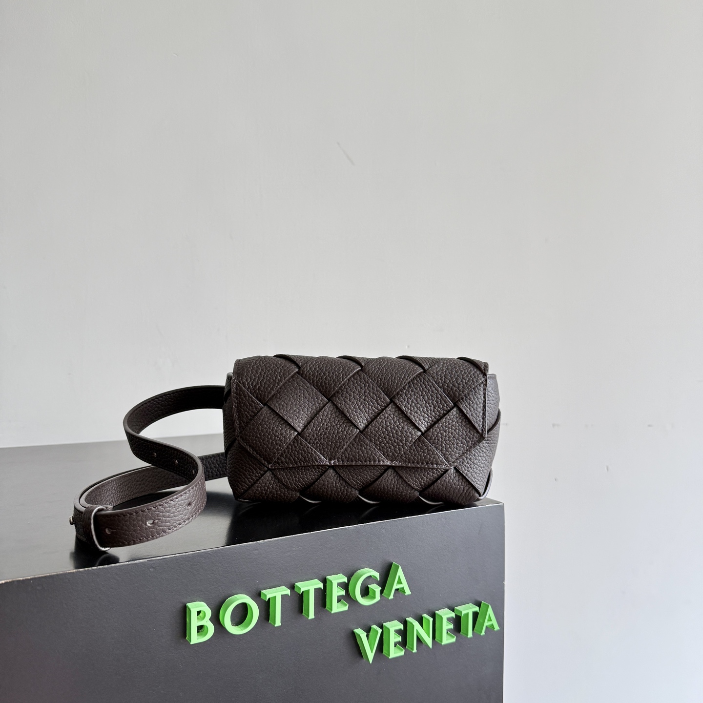 Bottega Veneta's latest Diago bag is made of Taurillon pebbled calfskin, which is very durable. Equipped with an adjustable shoulder strap, it can be used as a waist bag, chest bag, crossbody bag, clutch bag ~ magnetic closure, convenient and quick. Features an open pocket inside for easy storage. Although the bag is small, it can hold your mobile phone. The design is classic and timeless, making it suitable for daily travel. It is a practical, cute and versatile item.
Style number: 805773
Size: 19*10*5cm