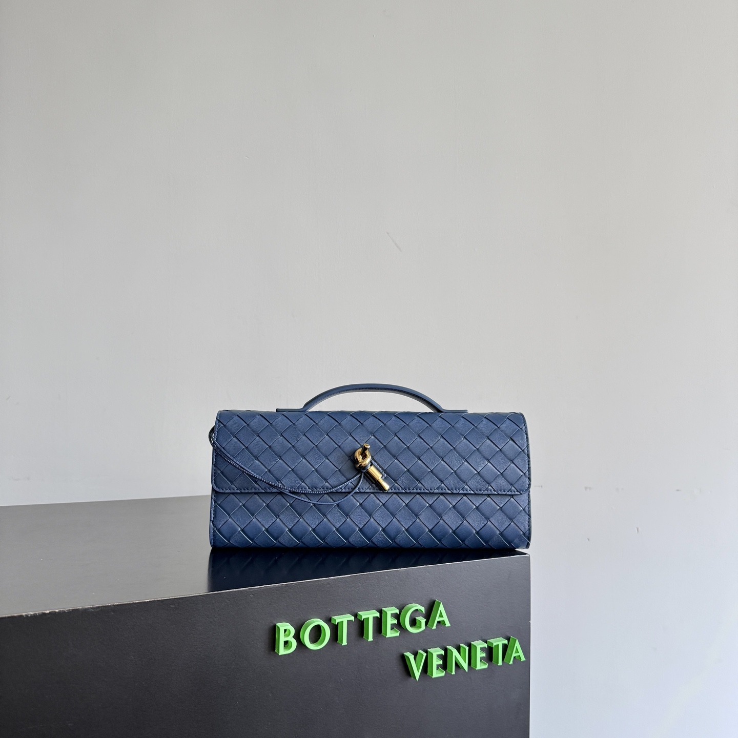 The BV Andiamo evening handbag has been heavily cultivated again~ The designer aesthetic in the era of economic downturn is back, the kind that you fall in love with at first sight and can't put it down. Tsk~ Gaga beauty, full of aura
The shape and texture are very competitive, light in weight and large in capacity.
A must-have for fashionistas, suitable for various occasions, minimalist, high-end and luxury
Style number: 741511
Size: 31*13*3cm
