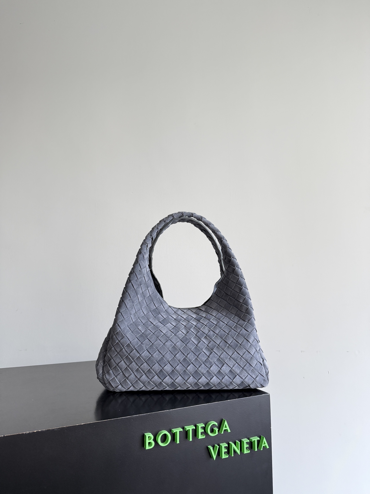 New products are coming! BOTTEGA VENETA 2025 The new Campana shoulder bag is on the market~ First of all, I would like to praise the weight of this bag. As a not too small bag, it is very light and portable for daily use. For people like me who need to carry a lot of belongings when going out, this advantage is really great. It greatly reduces the burden of travel🛍️In terms of shape It's a bit like a combination of parachute and jodie. The blunt triangle shape is cute and honest. When you carry it with your back when going shopping, it will accelerator your mood. The handles and body of the bag are both classic weaves. A tie is added to the original open design. If it is not tied up, the bag will look like a small vegetable basket when carried.
Style number: 844249
Size: 33*20*16.5cm