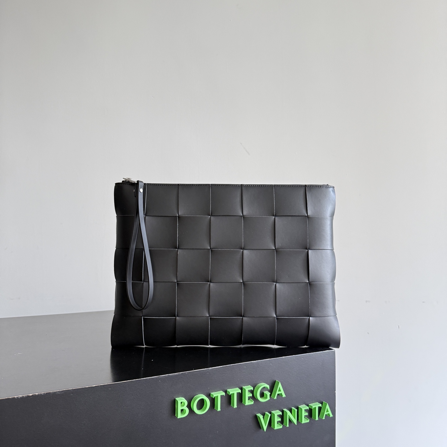 Bottega Veneta – Clutch
This large woven handbag is really simple and elegant💯💯
Unisex 🉑️Salt🉑️Sweet
The capacity is very large and can easily accommodate daily needs, for work and leisure🉑️. It is a handbag that many bloggers have used ⬇️⬇️It has good looks and is made of Italian calfskin, which is soft and tender~Compared with the small weave ✅This style is more fashionable, versatile and beautiful, so I like to buy it as soon as possible~🥳
Style number: 649616
Size: 35*25*1cm