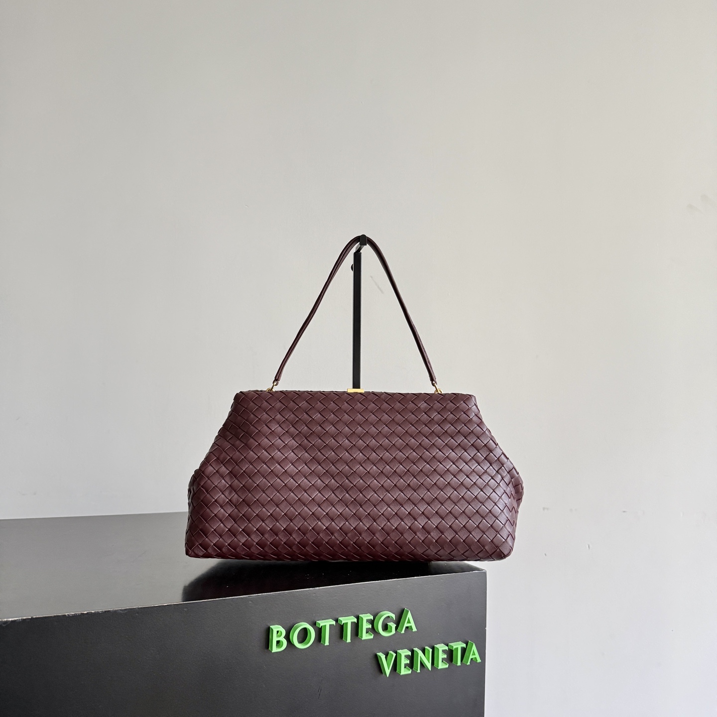NO:880022,Special grade original leather The gold clip handbag, named in tribute to the highlight moment of the brand’s first show in Milan in 2016, replicating the 90s Frame  The retro silhouette of the bag ~ the trapezoidal body is soft but not collapsed. It is made of Nappa lambskin with a dense and soft texture. The leather surface is fine and wear-resistant. The top is opened and closed with an integrated metal square buckle. The sides are naturally slightly closed. It comes with a small mirror and the opening and closing method is easy and elegant. Minimalist logo-less design, elegant and restrained, suitable for commuting or dinner, gentle and aura. Model No. 868128 Size 37*18*16cm, premium BV, bottega  Veneta, sheepskin19860909特级 原厂皮 The金夹子手提包,命名致敬品牌年米兰首秀的高光时刻,复刻了90年代Frame Bag的复古轮廓～梯形包身软而不塌,采用Nappa小羊皮肌理密实软糯,皮面细腻耐磨,顶部一体式金属方扣开合,两侧自然微收包身,附带小镜子,开合方式从容优雅.极简无Logo设计,贵气内敛,通勤/晚宴都适配,温柔又有气场. 款号868128 尺寸37*18*16cm,特级BV,bottega veneta,sheepskin,Bag