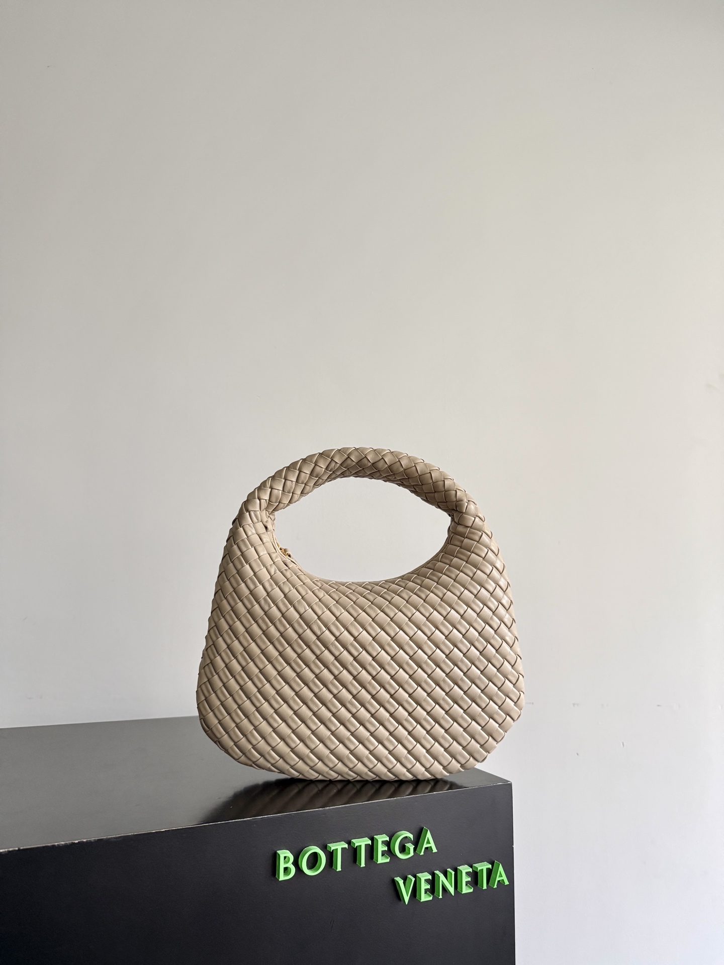 BV Bottega Veneta's new early spring women's shoulder bag, the soft and delicate Hobo bag is now available in small size! Many friends are waiting for this bag. It has a round shape and a large capacity. It can hold a 50-fold umbrella inside. Babies with a lot of daily items do not need to worry about the capacity of this bag. It is a practical bag for traveling and commuting. Although it is fluffy, it is soft and comfortable when carried on one shoulder. It has a modern and retro feel.
Style number: 856736
Size: 35*21*5cm