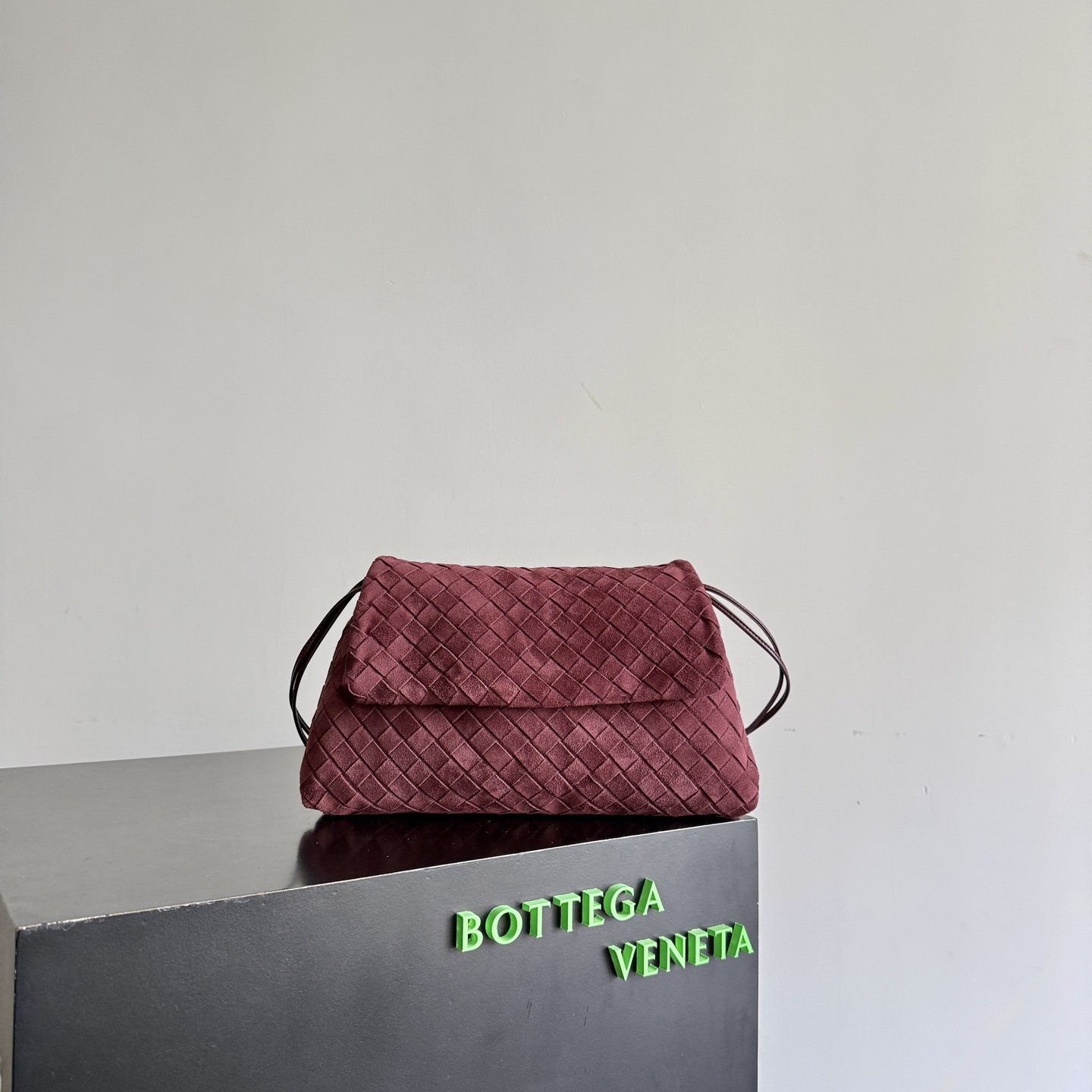Bottega Veneta Dustbag Giorno woven suede handbag ✨It is not deliberately eye-catching by exaggeration, but it is an existence that makes people unable to help but take a second look when you walk by! This Intrecciato woven suede flip dustbag is somewhere between soft and cool, it looks just right ~ matte texture + woven layers, feels very comfortable to the touch, and looks clean, luxurious and relaxed. Braided suede weave + drawstring closure, full of retro feel~ The loop design can be carried on the shoulder, hand-held or cross-body is fashionable. It can be worn directly on the body without having to worry about matching~ It is responsible for the texture of autumn and winter wear!
Style number: 857657
Size: 33*19*8cm