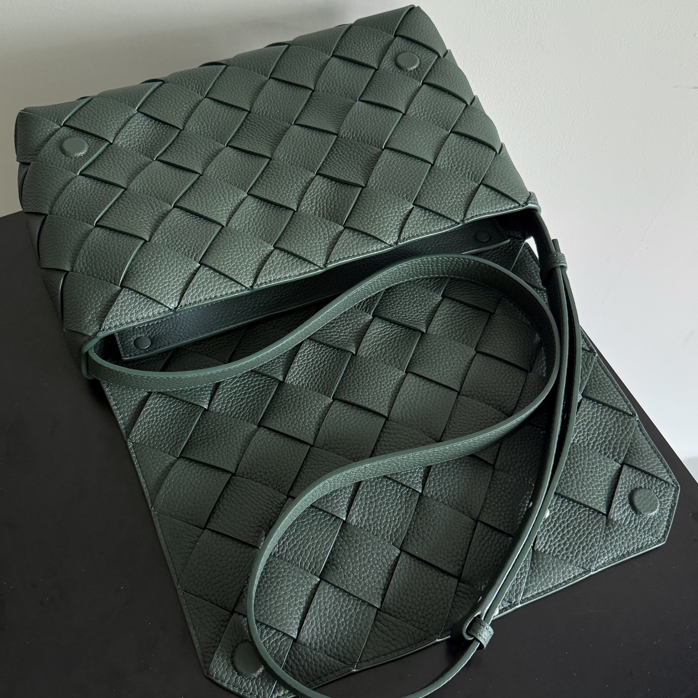 BOTTEGA VENETA Bottega Veneta's 2025 new product Diago large crossbody bag is the latest shipment🎉🎉The combination of pragmatism and Diago craftsmanship, high-quality leather with natural texture, soft and thick touch, different gloss refracted under different lights, flat shape and dry It’s clean and tidy, it doesn’t have a big logo, but it exudes calmness and elegance from any angle. The interior capacity is enough, and two power banks can be easily accommodated. There is also a small zippered pocket, which is especially suitable for easy-to-lose items such as access cards. It is a bag that is both beautiful and practical👜
Style number: 815796
Size: 32*21.5*5cm
Color: Turquoise Green photo 1