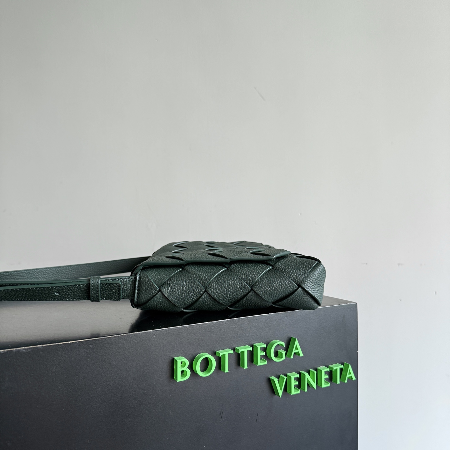 BOTTEGA VENETA Bottega Veneta's 2025 new product Diago large crossbody bag is the latest shipment🎉🎉The combination of pragmatism and Diago craftsmanship, high-quality leather with natural texture, soft and thick touch, different gloss refracted under different lights, flat shape and dry It’s clean and tidy, it doesn’t have a big logo, but it exudes calmness and elegance from any angle. The interior capacity is enough, and two power banks can be easily accommodated. There is also a small zippered pocket, which is especially suitable for easy-to-lose items such as access cards. It is a bag that is both beautiful and practical👜
Style number: 815796
Size: 32*21.5*5cm
Color: Turquoise Green photo 2
