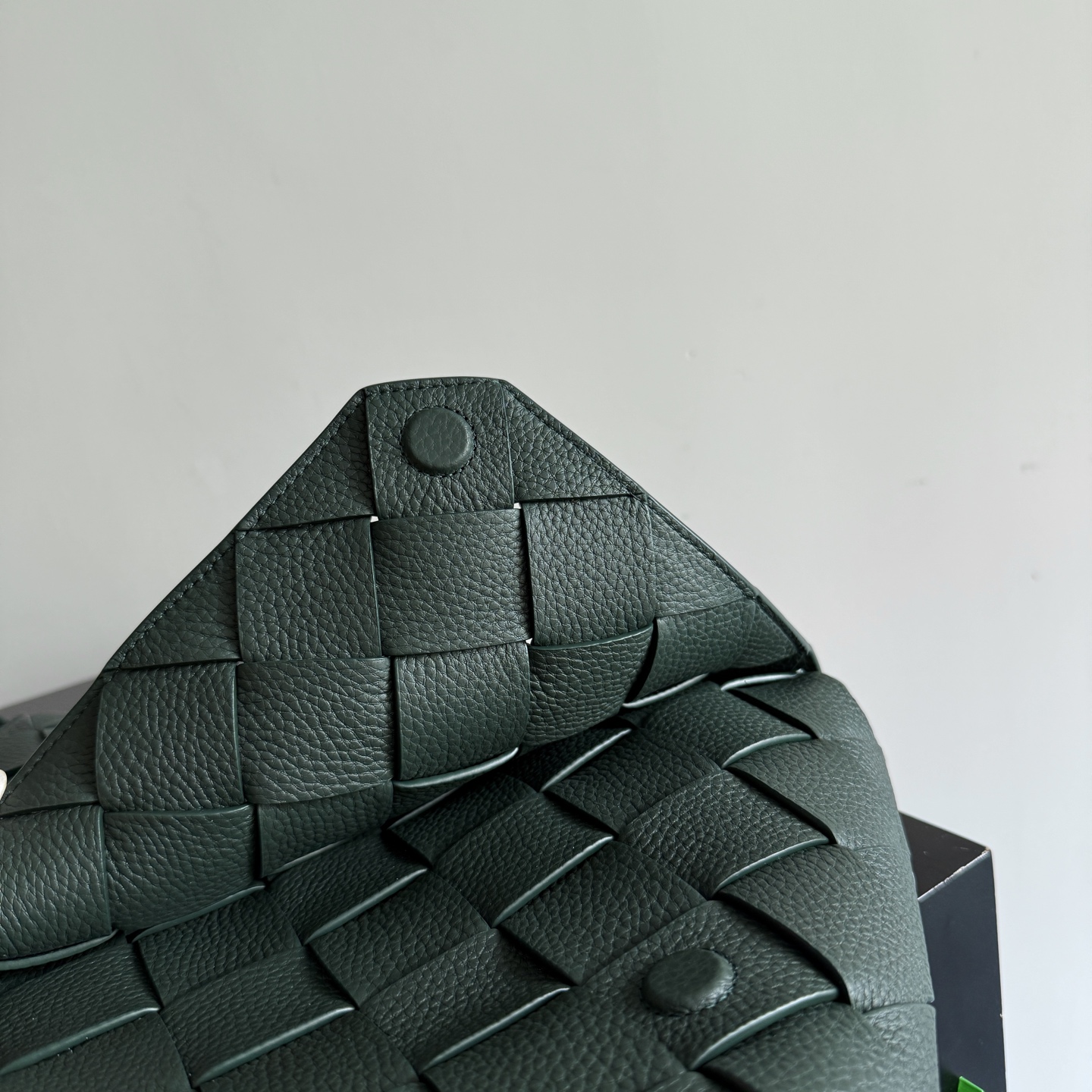 BOTTEGA VENETA Bottega Veneta's 2025 new product Diago large crossbody bag is the latest shipment🎉🎉The combination of pragmatism and Diago craftsmanship, high-quality leather with natural texture, soft and thick touch, different gloss refracted under different lights, flat shape and dry It’s clean and tidy, it doesn’t have a big logo, but it exudes calmness and elegance from any angle. The interior capacity is enough, and two power banks can be easily accommodated. There is also a small zippered pocket, which is especially suitable for easy-to-lose items such as access cards. It is a bag that is both beautiful and practical👜
Style number: 815796
Size: 32*21.5*5cm
Color: Turquoise Green photo 3