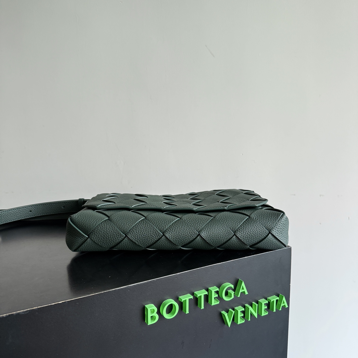 BOTTEGA VENETA Bottega Veneta's 2025 new product Diago large crossbody bag is the latest shipment🎉🎉The combination of pragmatism and Diago craftsmanship, high-quality leather with natural texture, soft and thick touch, different gloss refracted under different lights, flat shape and dry It’s clean and tidy, it doesn’t have a big logo, but it exudes calmness and elegance from any angle. The interior capacity is enough, and two power banks can be easily accommodated. There is also a small zippered pocket, which is especially suitable for easy-to-lose items such as access cards. It is a bag that is both beautiful and practical👜
Style number: 815796
Size: 32*21.5*5cm
Color: Turquoise Green photo 4