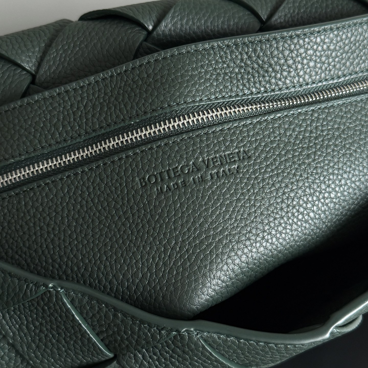 BOTTEGA VENETA Bottega Veneta's 2025 new product Diago large crossbody bag is the latest shipment🎉🎉The combination of pragmatism and Diago craftsmanship, high-quality leather with natural texture, soft and thick touch, different gloss refracted under different lights, flat shape and dry It’s clean and tidy, it doesn’t have a big logo, but it exudes calmness and elegance from any angle. The interior capacity is enough, and two power banks can be easily accommodated. There is also a small zippered pocket, which is especially suitable for easy-to-lose items such as access cards. It is a bag that is both beautiful and practical👜
Style number: 815796
Size: 32*21.5*5cm
Color: Turquoise Green photo 5