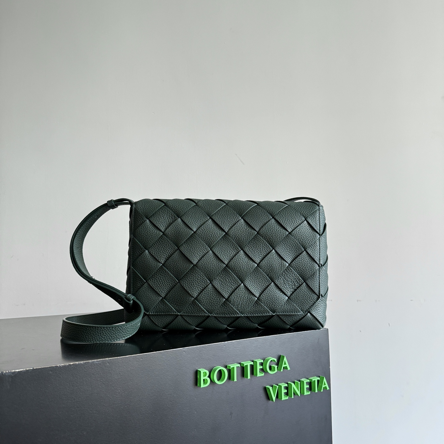 BOTTEGA VENETA Bottega Veneta's 2025 new product Diago large crossbody bag is the latest shipment🎉🎉The combination of pragmatism and Diago craftsmanship, high-quality leather with natural texture, soft and thick touch, different gloss refracted under different lights, flat shape and dry It’s clean and tidy, it doesn’t have a big logo, but it exudes calmness and elegance from any angle. The interior capacity is enough, and two power banks can be easily accommodated. There is also a small zippered pocket, which is especially suitable for easy-to-lose items such as access cards. It is a bag that is both beautiful and practical👜
Style number: 815796
Size: 32*21.5*5cm
Color: Turquoise Green