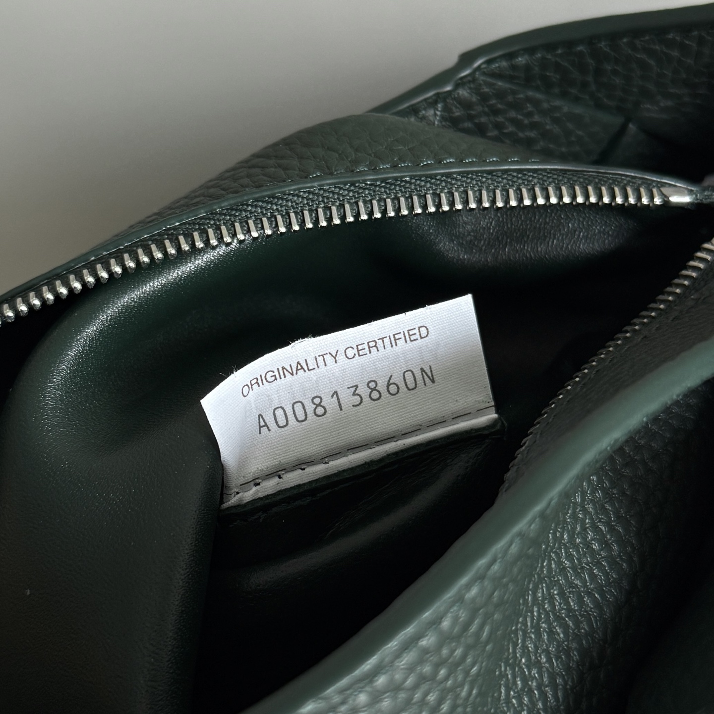 BOTTEGA VENETA Bottega Veneta's 2025 new product Diago large crossbody bag is the latest shipment🎉🎉The combination of pragmatism and Diago craftsmanship, high-quality leather with natural texture, soft and thick touch, different gloss refracted under different lights, flat shape and dry It’s clean and tidy, it doesn’t have a big logo, but it exudes calmness and elegance from any angle. The interior capacity is enough, and two power banks can be easily accommodated. There is also a small zippered pocket, which is especially suitable for easy-to-lose items such as access cards. It is a bag that is both beautiful and practical👜
Style number: 815796
Size: 32*21.5*5cm
Color: Turquoise Green photo 7