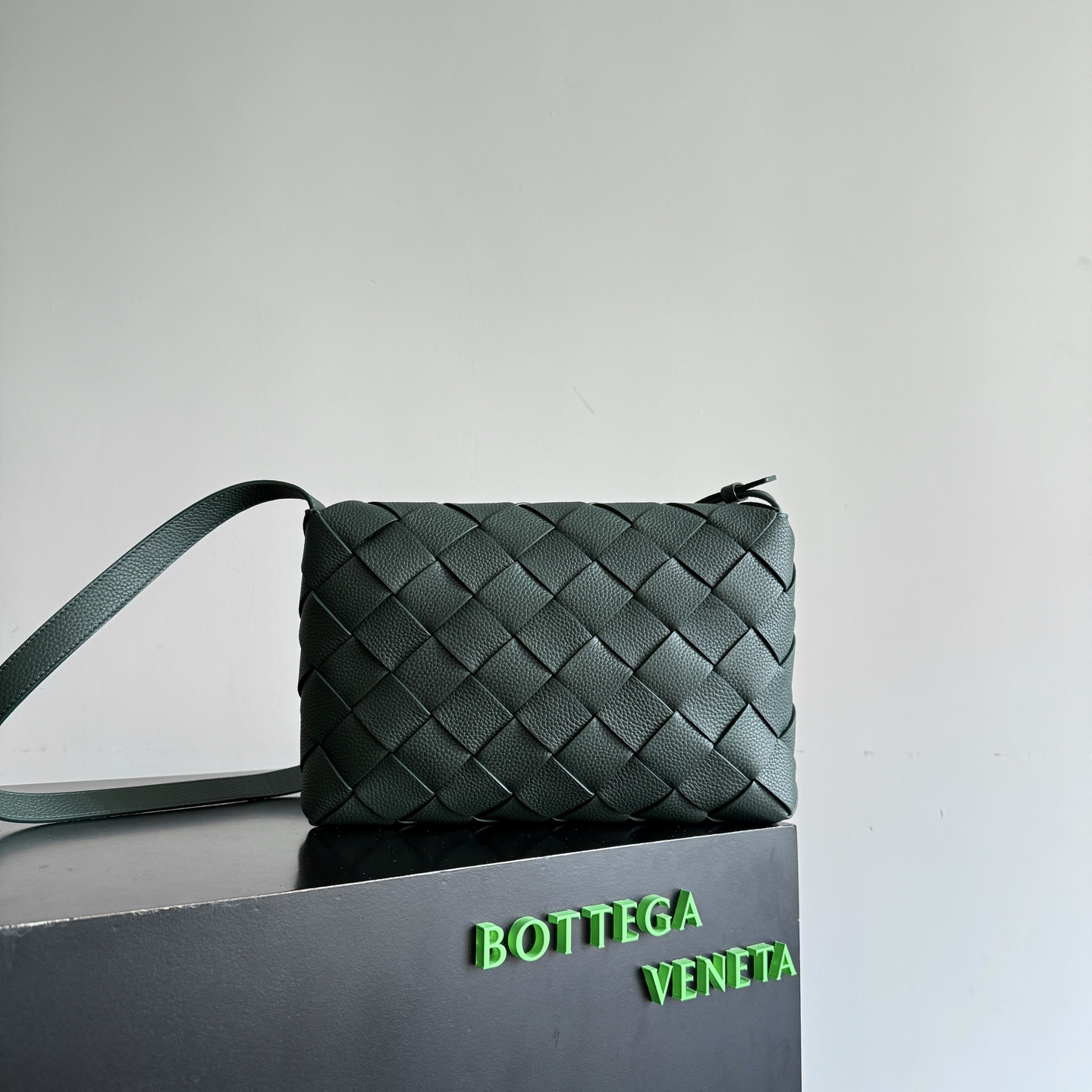 BOTTEGA VENETA Bottega Veneta's 2025 new product Diago large crossbody bag is the latest shipment🎉🎉The combination of pragmatism and Diago craftsmanship, high-quality leather with natural texture, soft and thick touch, different gloss refracted under different lights, flat shape and dry It’s clean and tidy, it doesn’t have a big logo, but it exudes calmness and elegance from any angle. The interior capacity is enough, and two power banks can be easily accommodated. There is also a small zippered pocket, which is especially suitable for easy-to-lose items such as access cards. It is a bag that is both beautiful and practical👜
Style number: 815796
Size: 32*21.5*5cm
Color: Turquoise Green photo 8