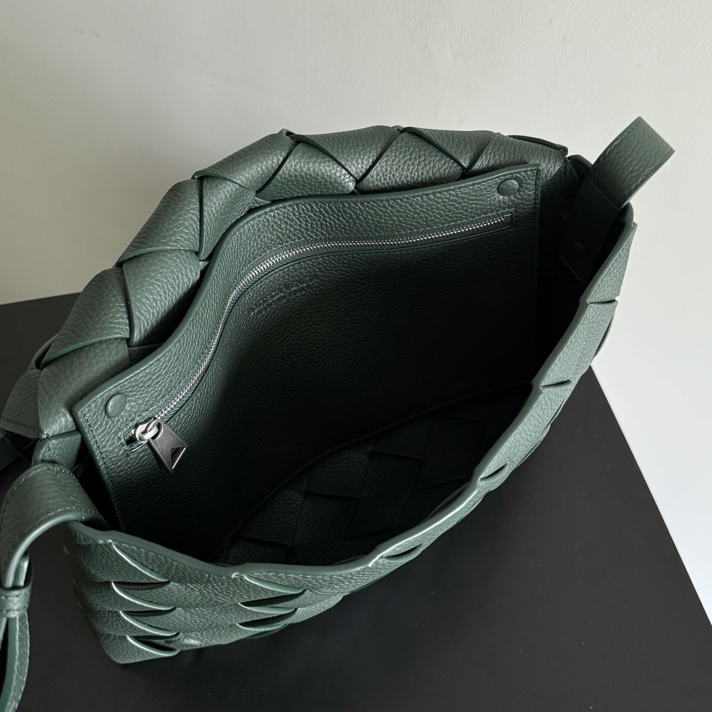 BOTTEGA VENETA Bottega Veneta's 2025 new product Diago large crossbody bag is the latest shipment🎉🎉The combination of pragmatism and Diago craftsmanship, high-quality leather with natural texture, soft and thick touch, different gloss refracted under different lights, flat shape and dry It’s clean and tidy, it doesn’t have a big logo, but it exudes calmness and elegance from any angle. The interior capacity is enough, and two power banks can be easily accommodated. There is also a small zippered pocket, which is especially suitable for easy-to-lose items such as access cards. It is a bag that is both beautiful and practical👜
Style number: 815796
Size: 32*21.5*5cm
Color: Turquoise Green photo 9