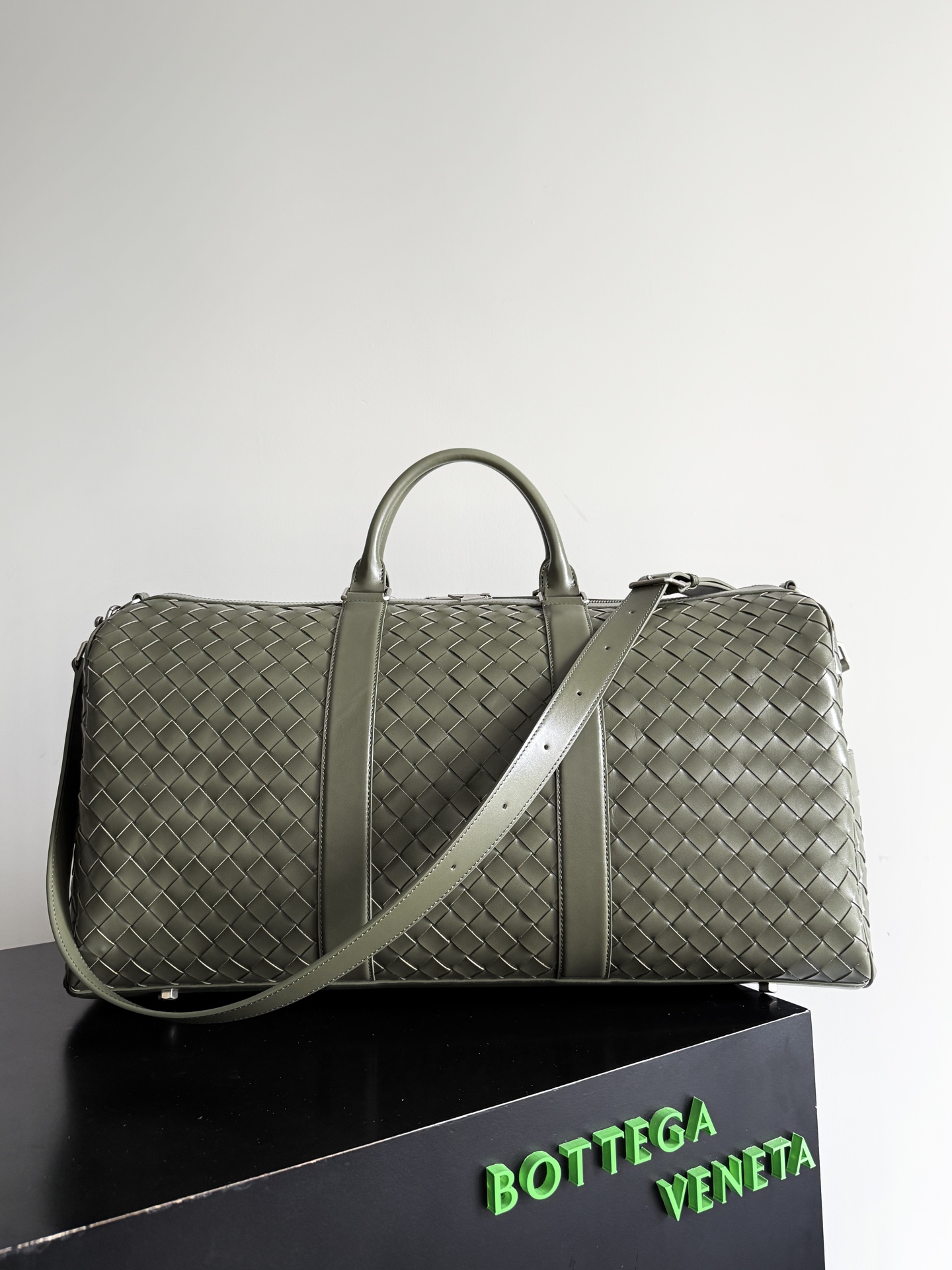 NO:880005,Special grade original leather BV woven large travel bag. A very recognizable travel bag. This travel bag is unique and uses classic weaving technology to make travel exquisite. The large-capacity design satisfies daily short-distance travel and is very suitable for elites who often travel on business. Model No. 795287 Size 55*29*24cm, special grade BV, Bottega Veneta, travel bags19860909特级 原厂皮 BV编织大旅行包 一只非常有辨识度的旅行包,这款旅行包匠心独运,采用经典编织工艺,让旅行也不失精致,大容量的设计满足了日常短途出行,非常适合经常出差的精英人士 款号795287 尺寸55*29*24cm,特级BV,bottega veneta,travel bags,Bag