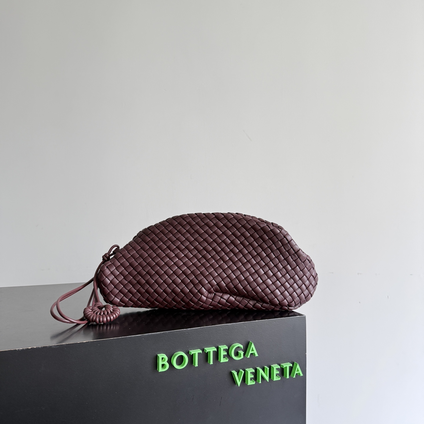 NO:880003,The special grade original leather Bottega Veneta show style Onda clutch is here!  2026 summer new style, using classic Intrecciato  The weaving process creates a wavy shell silhouette, and is named after the word 'onda' in Italian, interpreting the romantic poetry from the ocean through exquisite craftsmanship. The bag is woven from soft Nappa lambskin, and a round and full silhouette is created through padding technology. It feels QQ elastic and resilient. The top is closed with an invisible magnetic buckle. The bag comes with small charms and wrist straps, which can easily hold mobile phones, lipstick and other daily necessities. Style No. 867352  Size 40*15*15cm, special BV, bottega veneta, bottega veneta, handbag, sheepskin19860909特级 原厂皮 Bottega Veneta 秀款Onda手拿包它来了！2026夏季新款,采用经典 Intrecciato 编织工艺塑造波浪状的贝壳廓形,并以意大利语中的海浪（onda）一词命名,通过精湛工艺诠释来自海洋的浪漫诗意.包包采用柔软的Nappa小羊皮编织而成,通过衬垫工艺塑造出圆润饱满的廓形,摸上去QQ弹弹有回弹力,顶部为隐形磁扣开合,包身自带小挂饰和手腕绳手机、口红等日常用品都能轻松装下. 款号867352 尺寸40*15*15cm,特级BV,bottega veneta,bottega veneta,handbag,sheepskin,Bag
