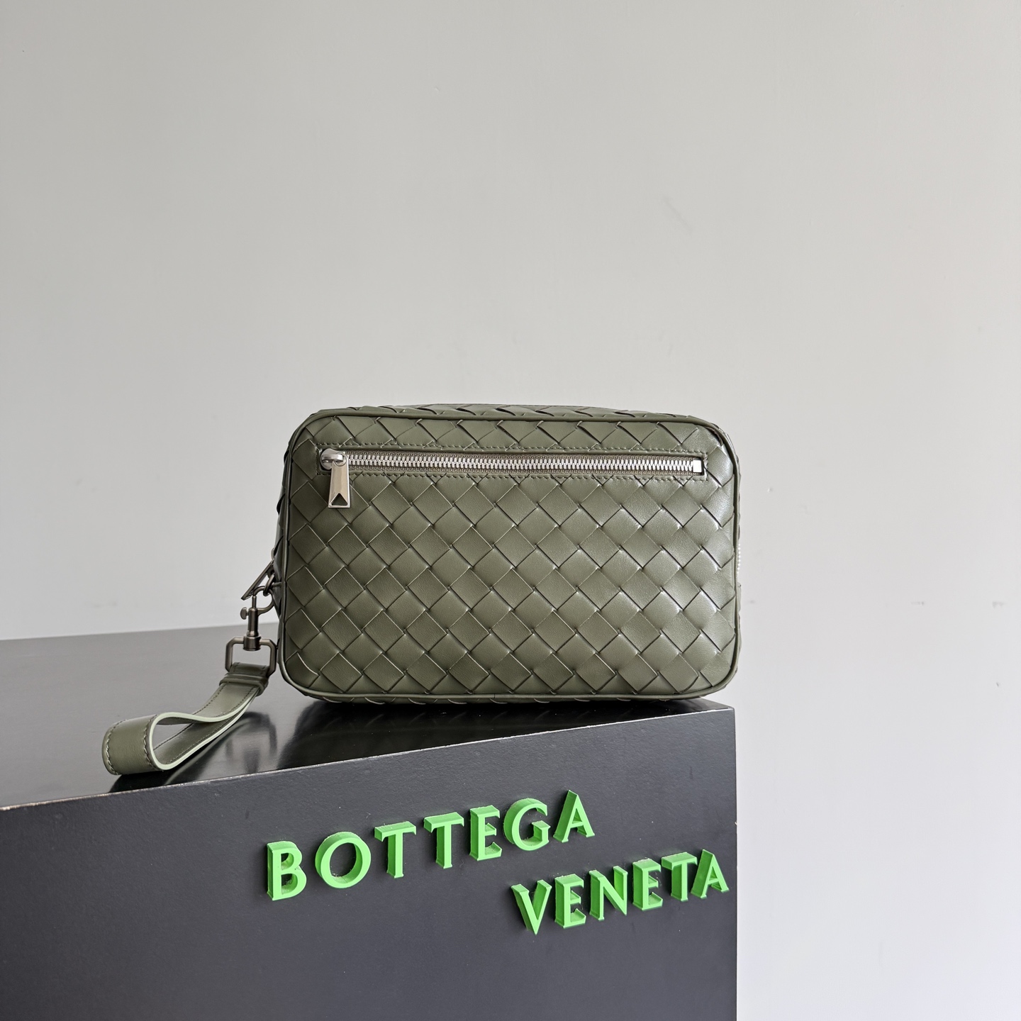 BOTTEGA VENETA's new men's INTRECCIATO woven wristband clutch bag