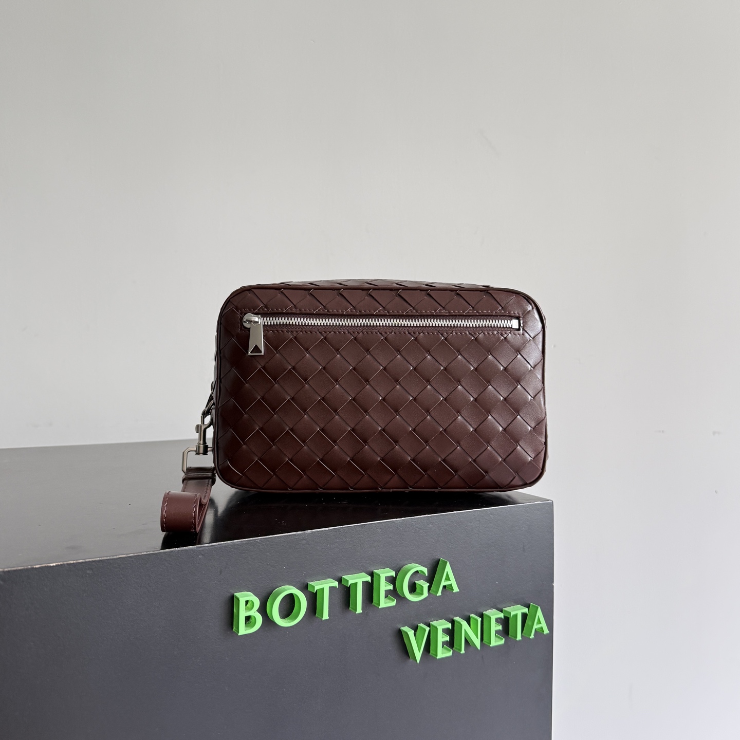 BOTTEGA VENETA's new men's INTRECCIATO woven wristband clutch bag