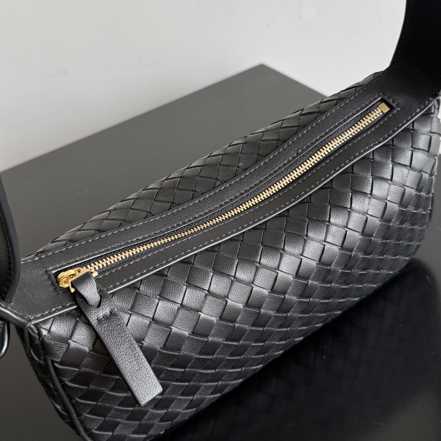 The BV Nodo shoulder bag is finally available in a fully woven version✨✨✨
I originally liked the compact proportions of Nodo photo 1