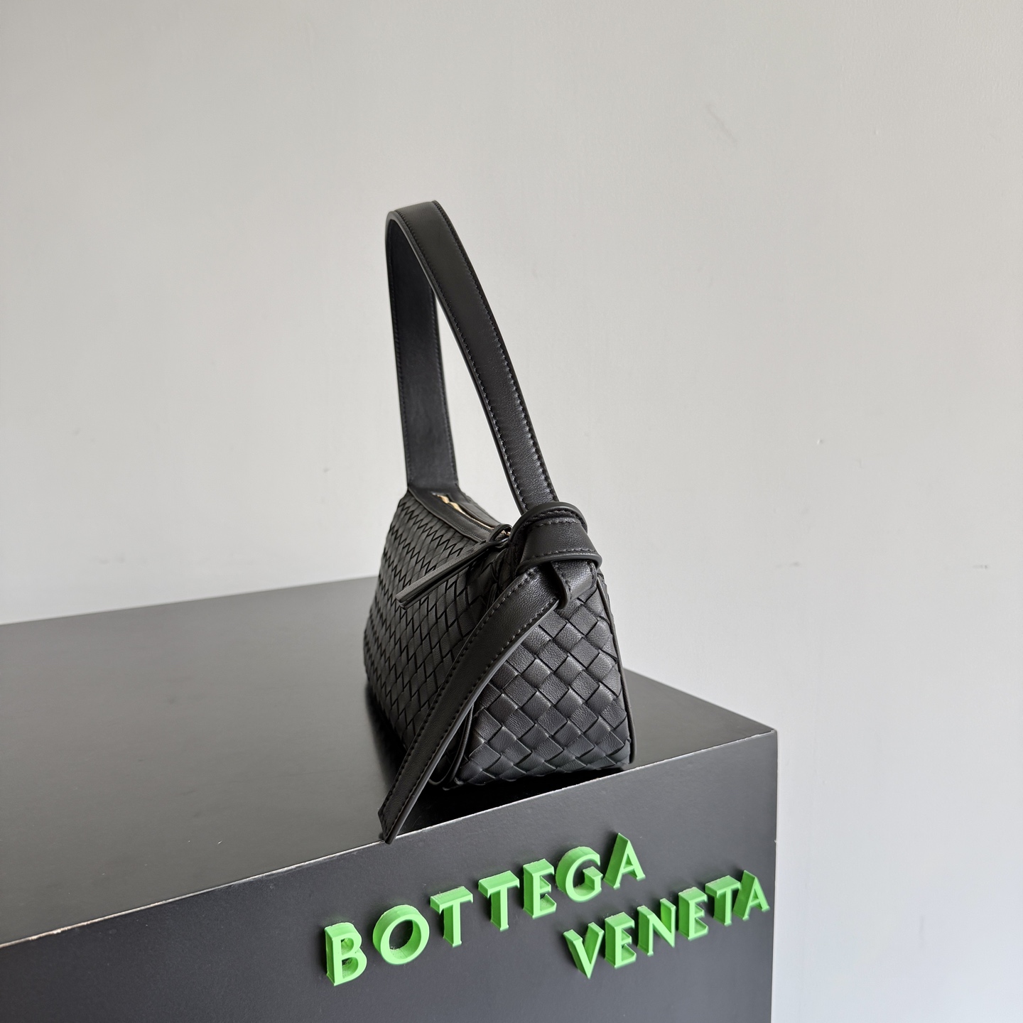 The BV Nodo shoulder bag is finally available in a fully woven version✨✨✨
I originally liked the compact proportions of Nodo photo 2