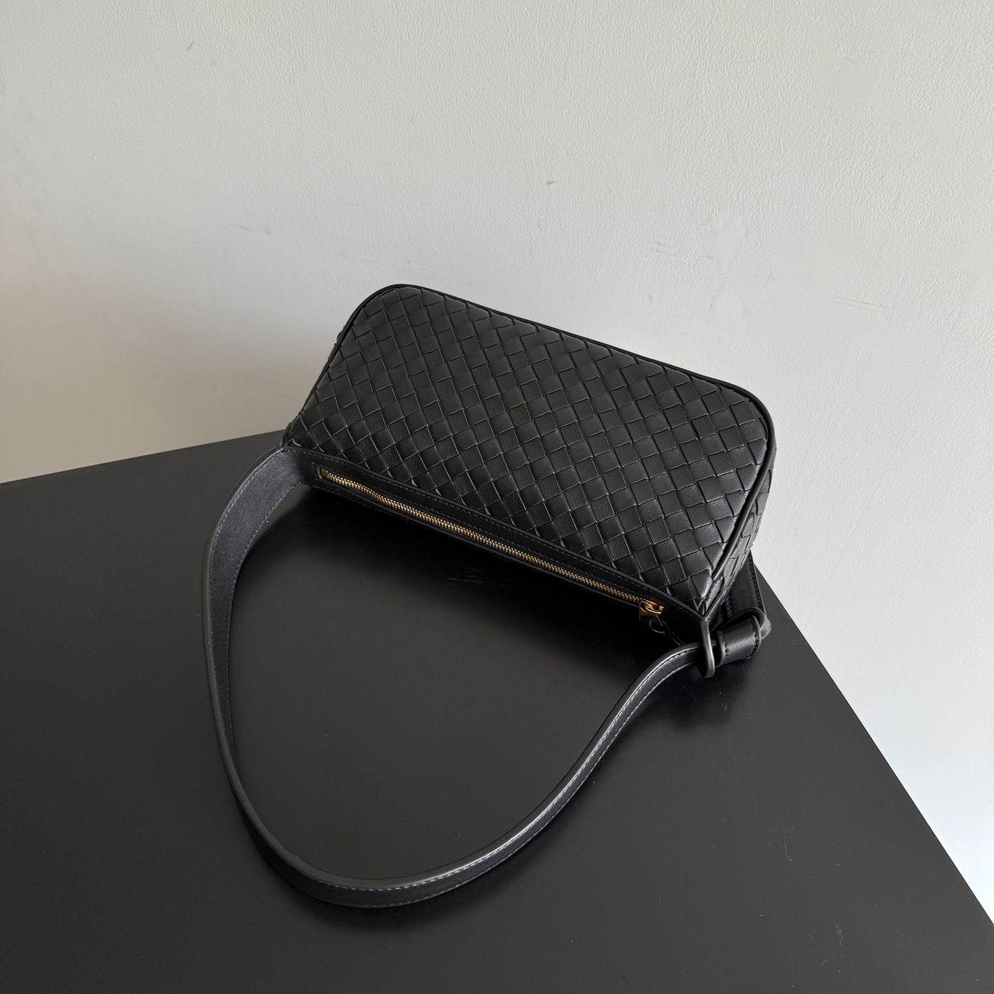 The BV Nodo shoulder bag is finally available in a fully woven version✨✨✨
I originally liked the compact proportions of Nodo photo 3