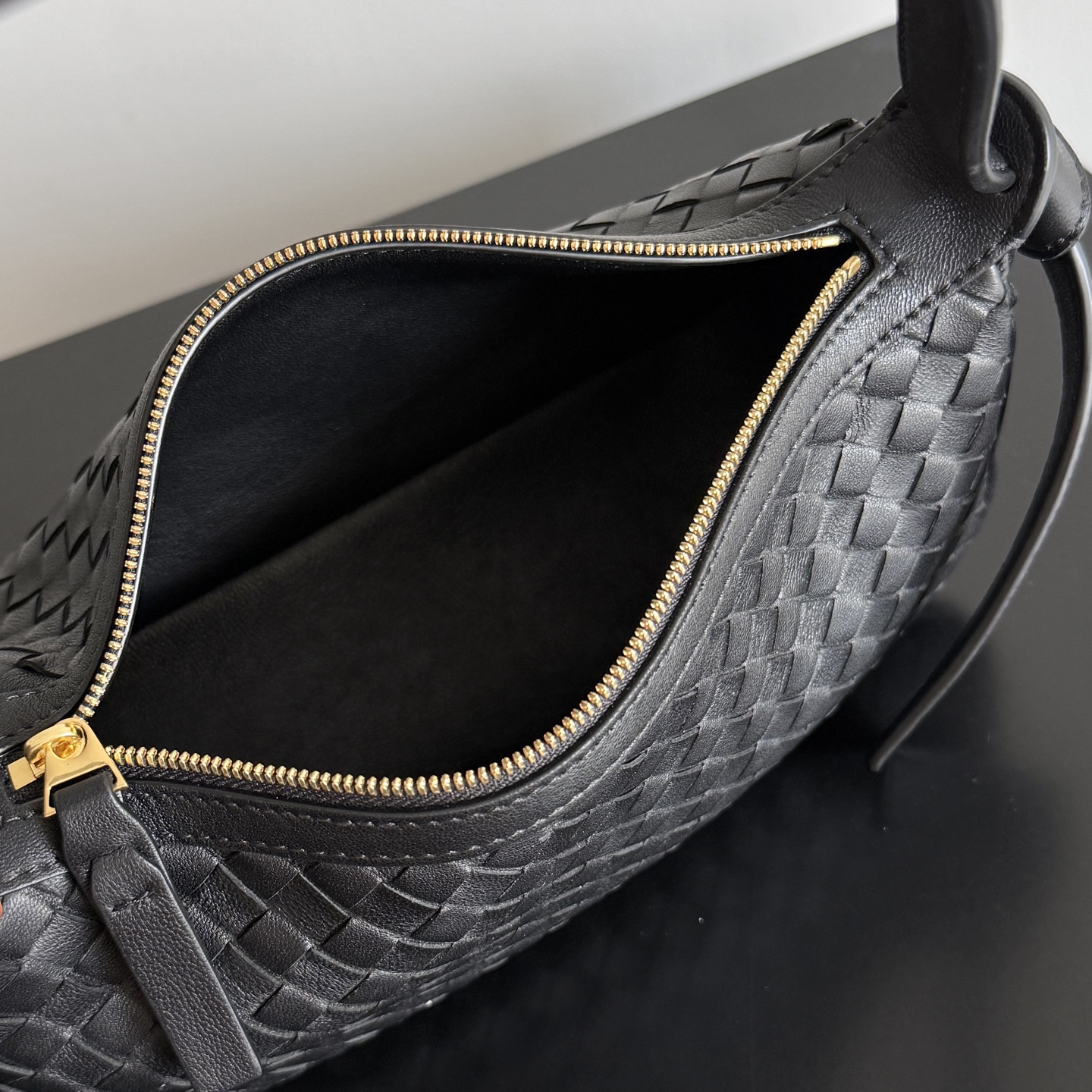 The BV Nodo shoulder bag is finally available in a fully woven version✨✨✨
I originally liked the compact proportions of Nodo photo 7