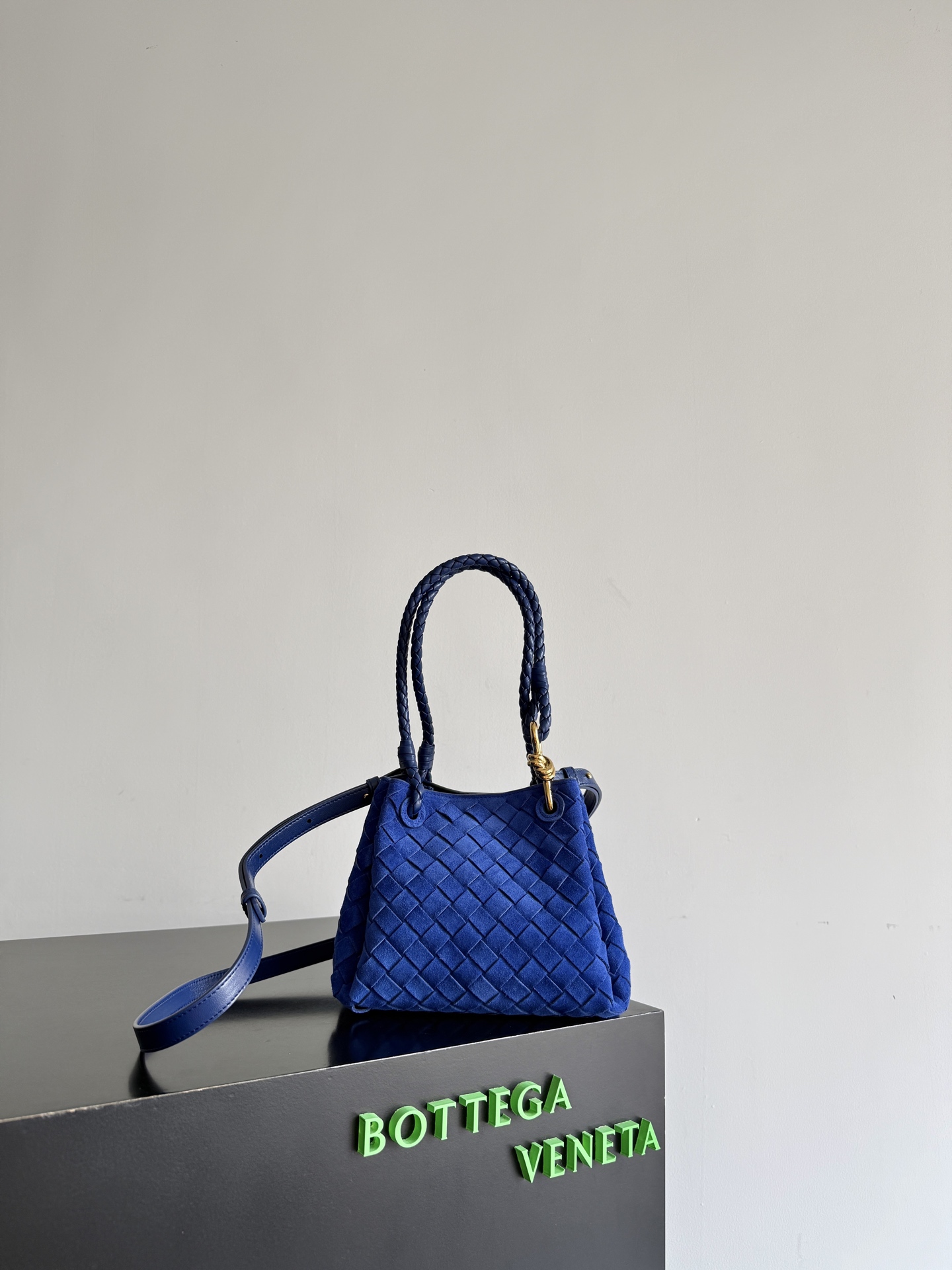 BV has a new product! Andiamo combines the Bottega Veneta archive parachute handbag to inherit retro elements and integrate modern trends