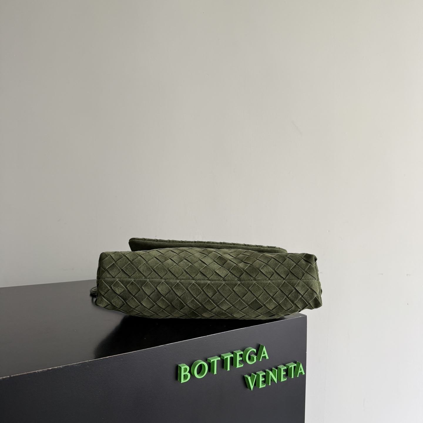 Bottega Veneta Dustbag Giorno woven suede handbag ✨It is not deliberately eye-catching by exaggeration, but an existence that makes people can't help but take a second look when you walk by! This Intrecciato woven suede flip dustbag is somewhere between soft and cool, it looks just right ~ matte texture + woven layers, feels very comfortable to the touch, and looks clean, luxurious and relaxed photo 1